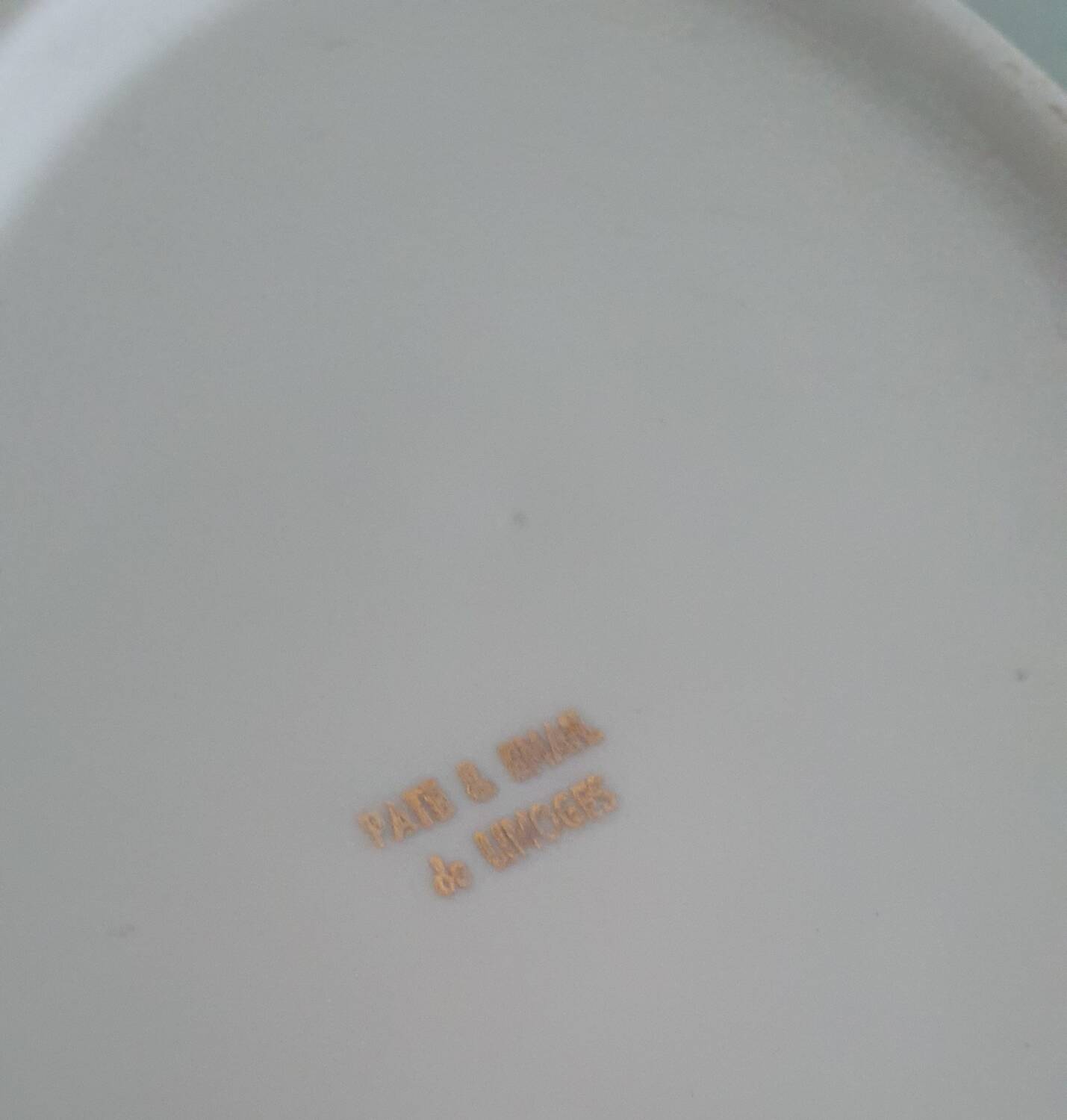 Pot à lait et son plat de présentation en porcelaine émaillée de Limog