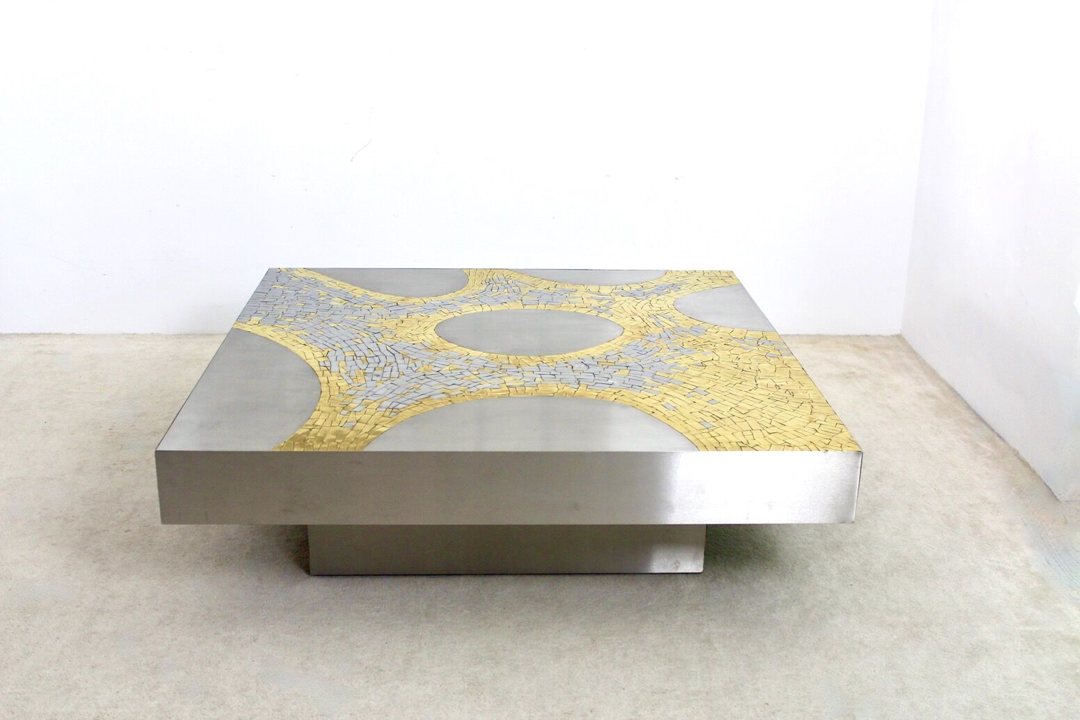 Table basse en acier inoxydable et laiton par Jean Claude Dresse