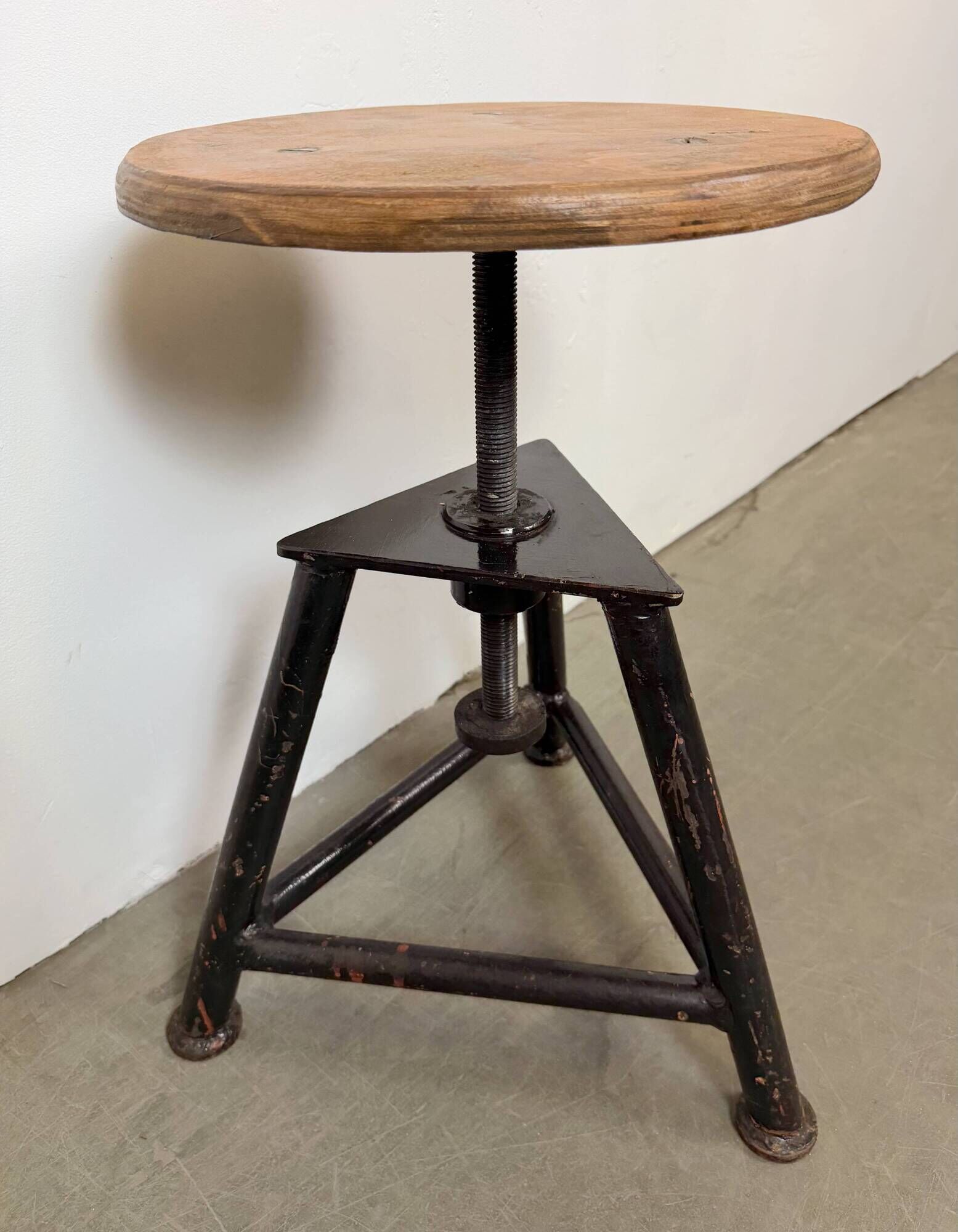 Tabouret pivotant industriel noir, années 1960