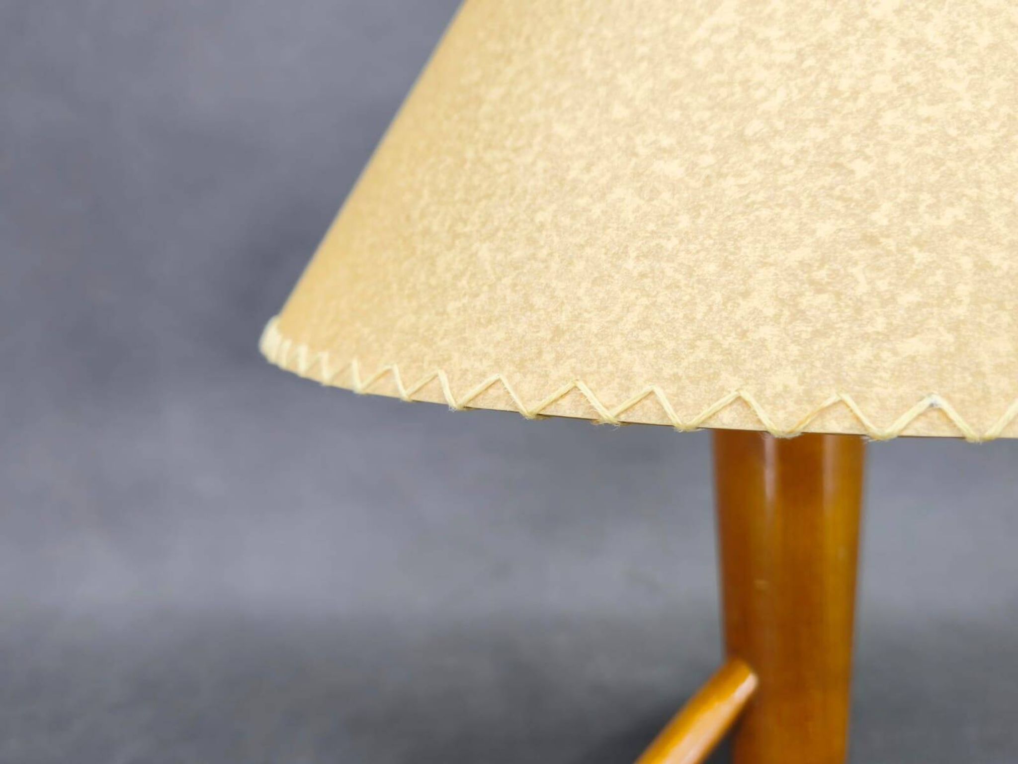 Lampe de table en érable des années 60, base trépied style ULUV.