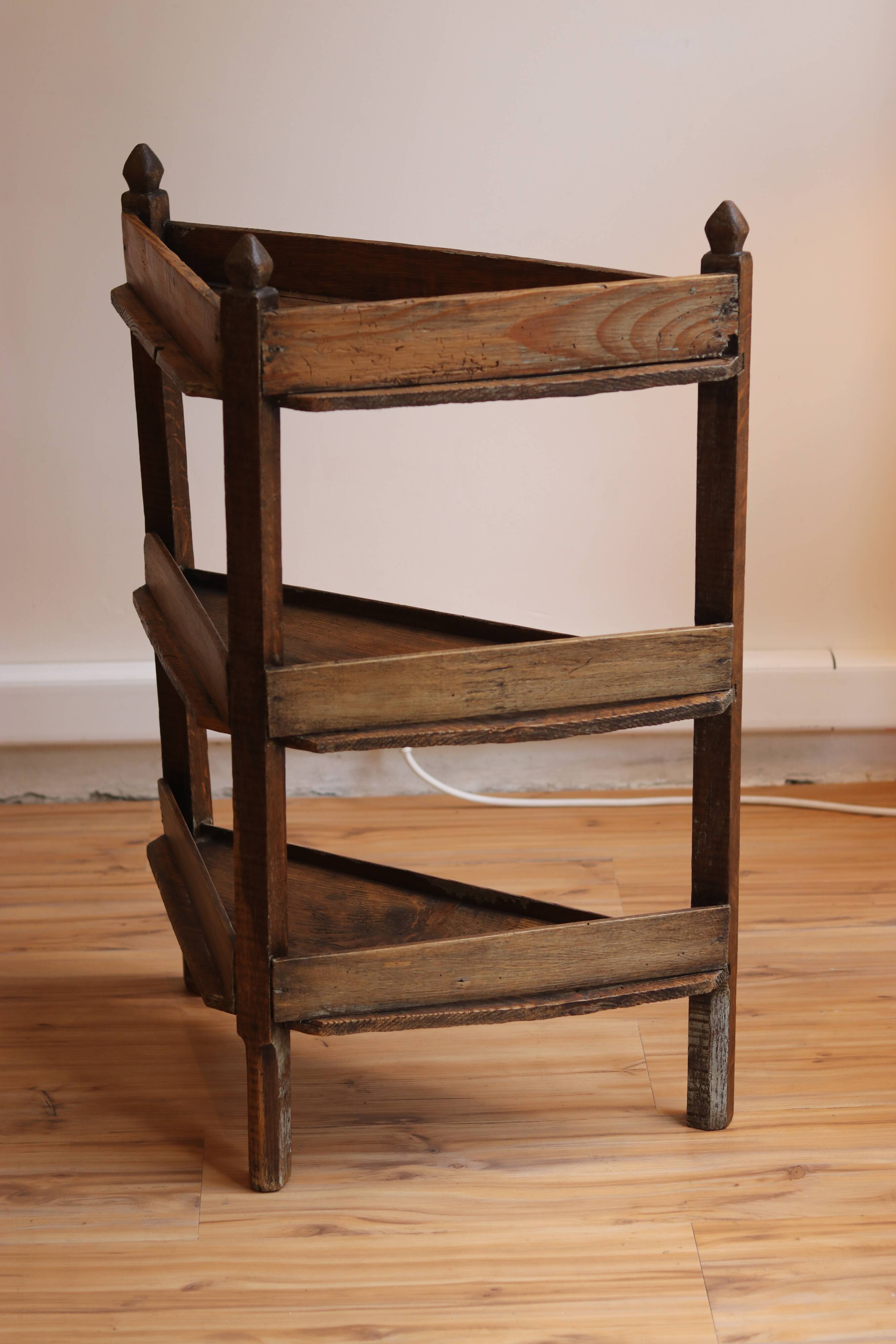 Small corner cabinet in oak, popular Burgundy work from the 19th century.
