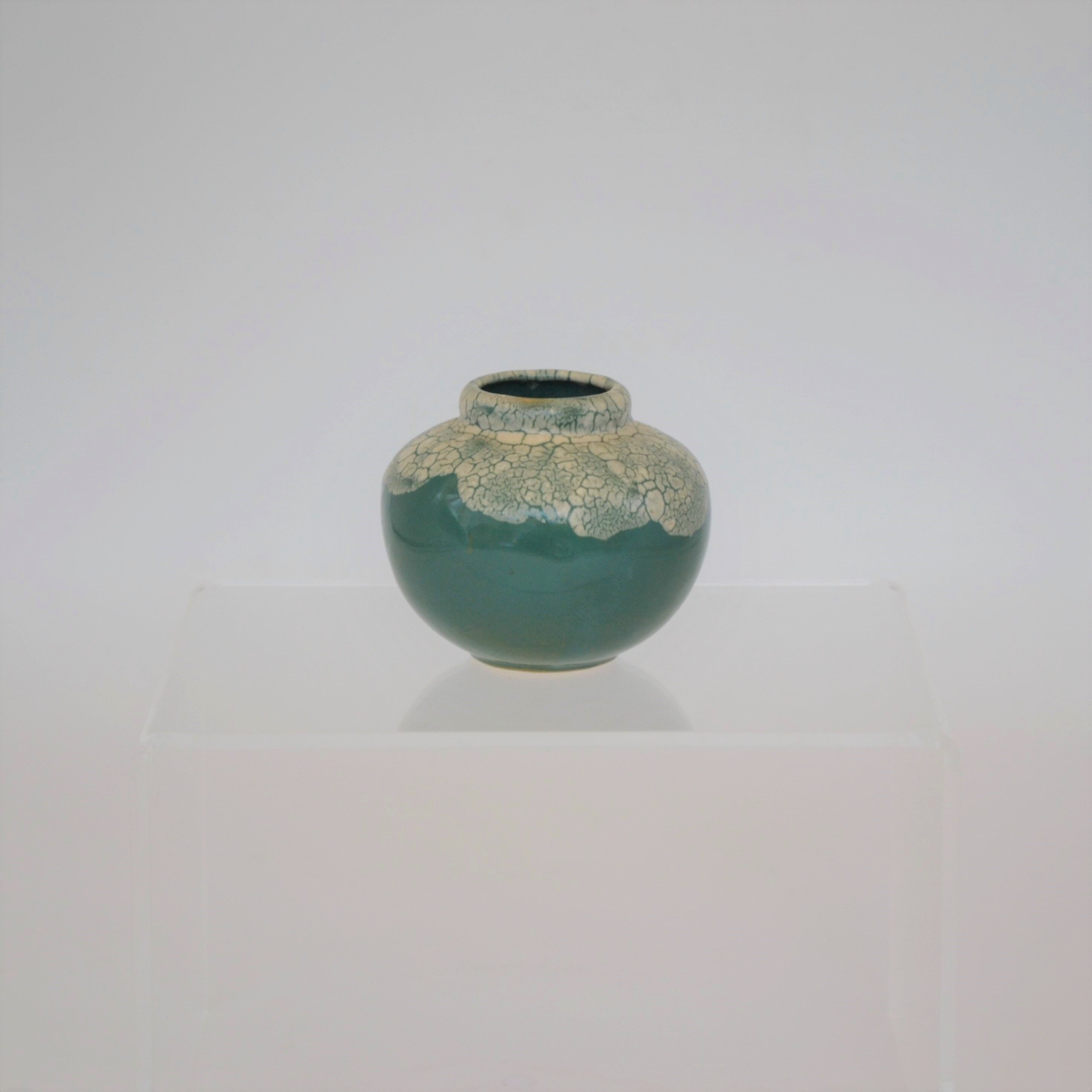 Sandstone ball vase decorated with white cracked by Léon Pointu in Saint-Amand-en-Puisaye