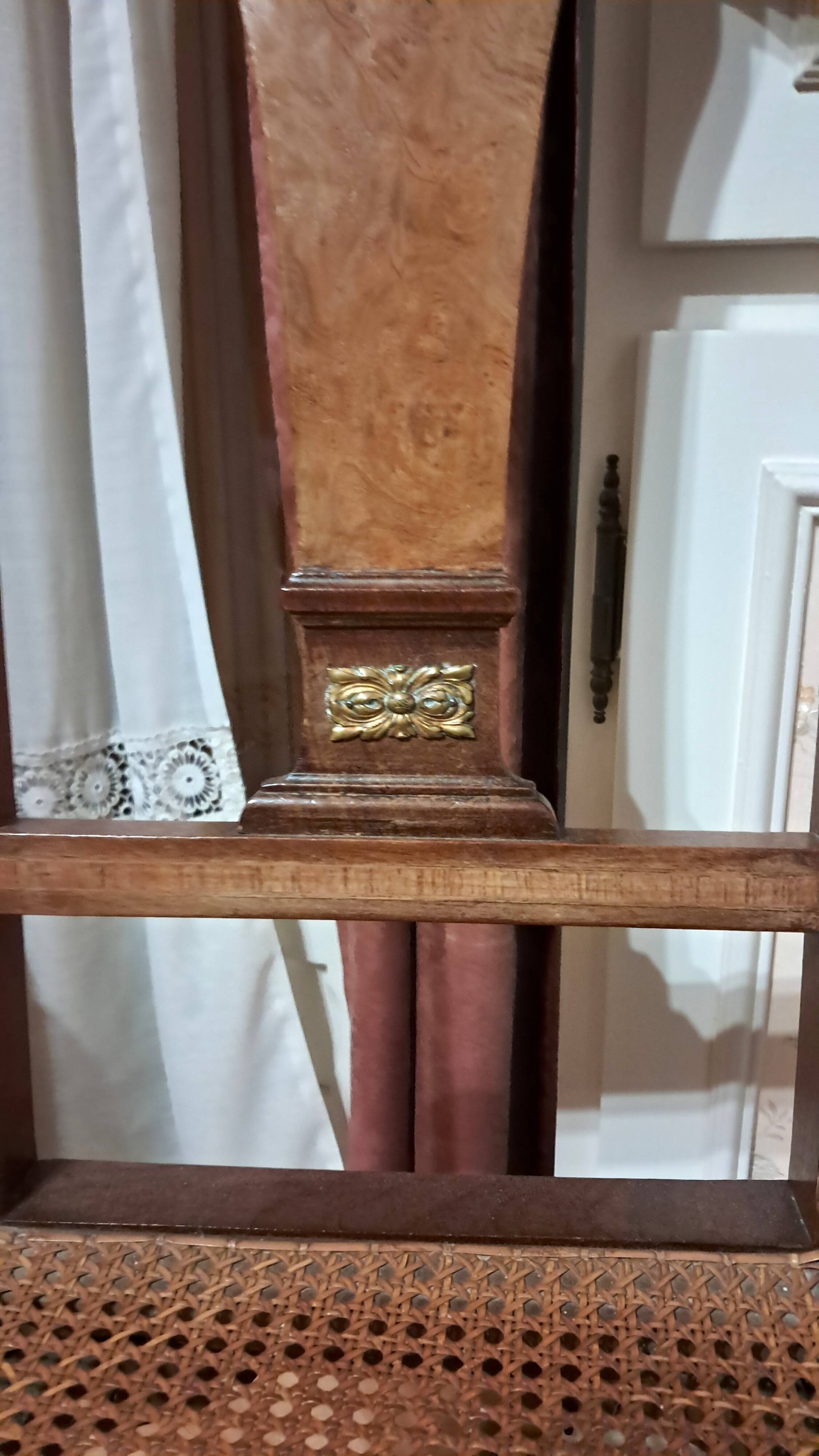 Paire de chaises 1900 en acajou et loupe de noyer marqueté.