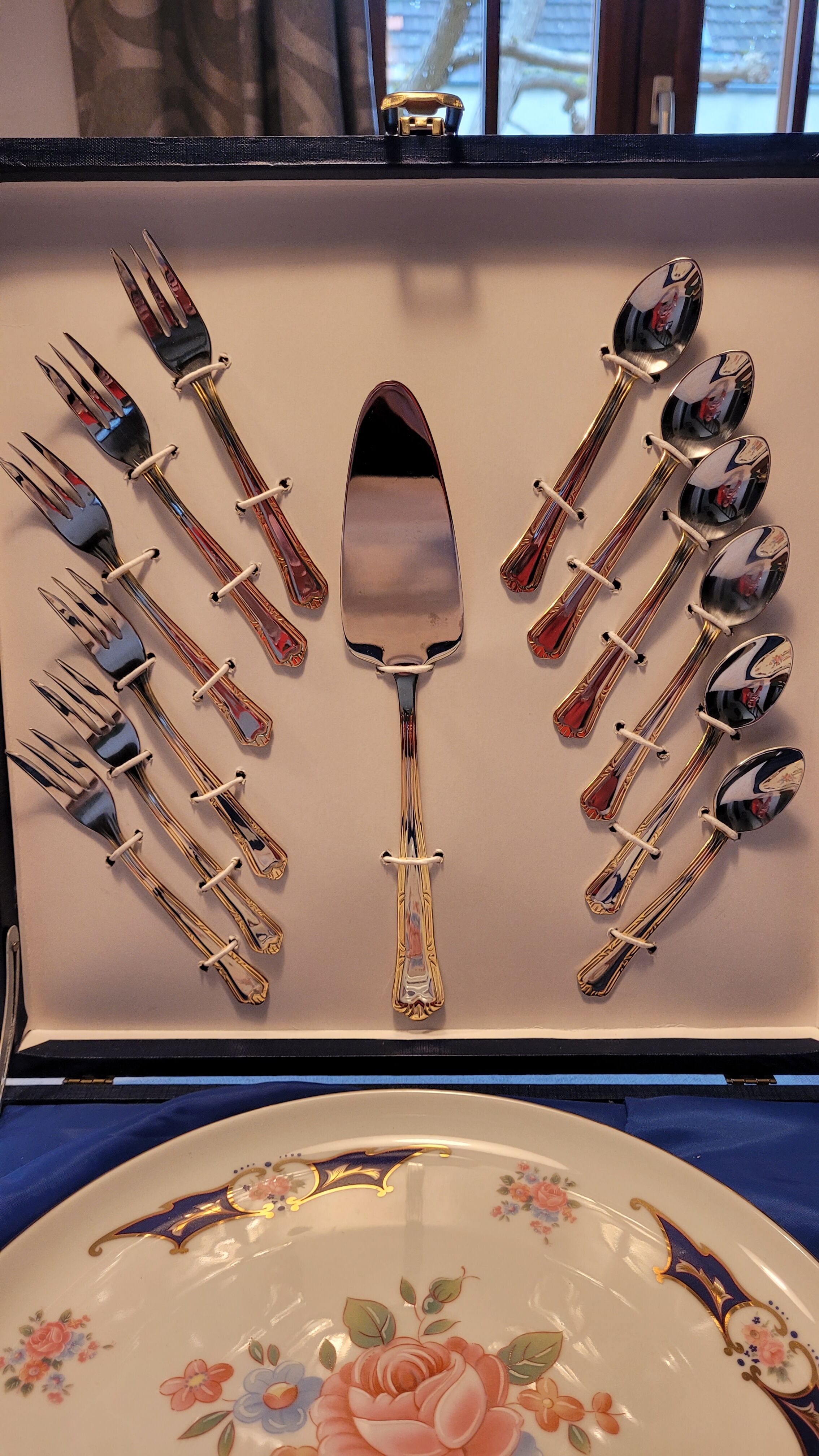 Set pie dish and dessert cutlery