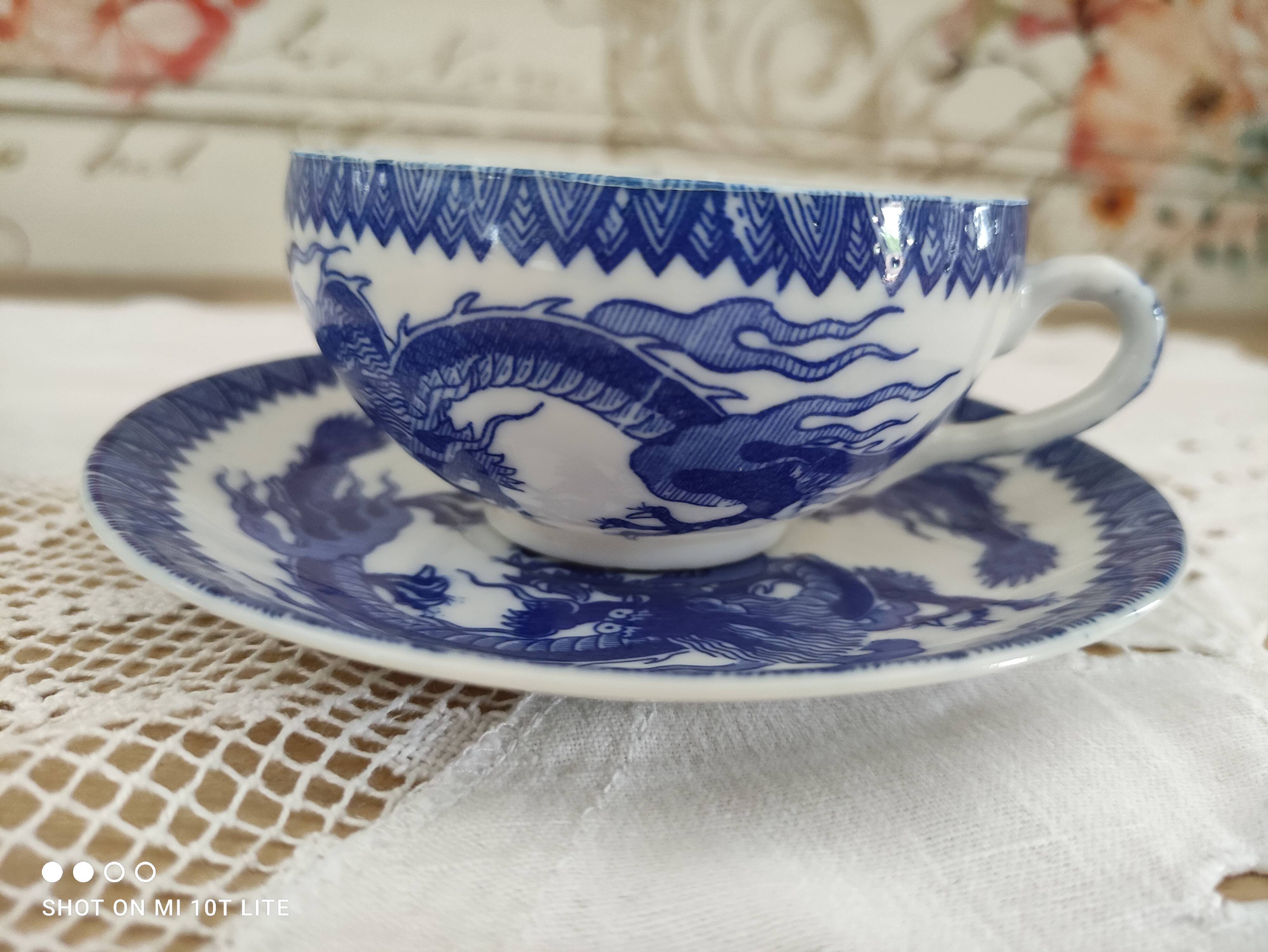 Lot de 10 tasses à thé et sous-tasses en porcelaine japonaise décor dragon bleu et blanc