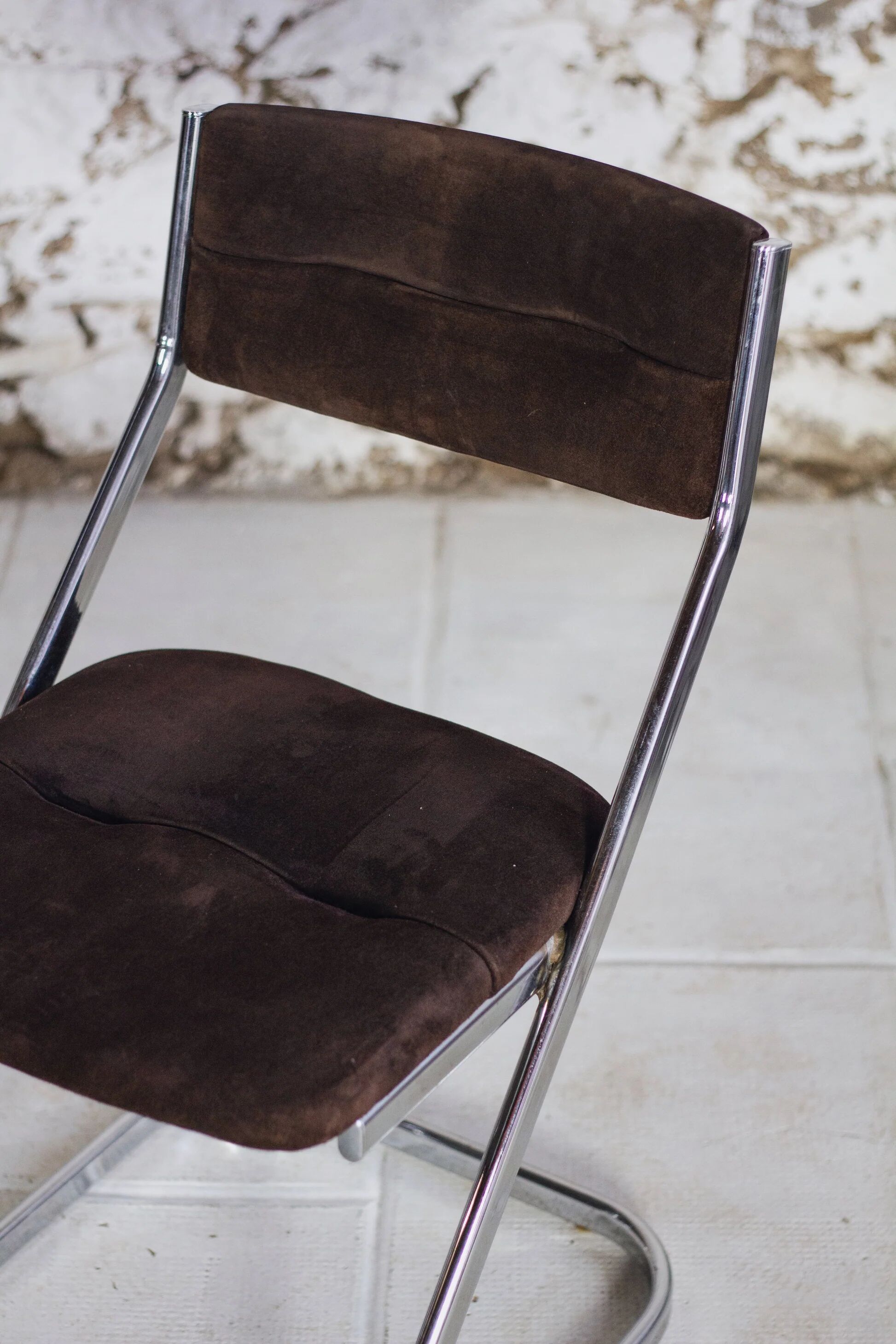 5 tubular chairs in suede and chrome by Roche Bobois, 1970.