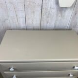 Dresser with compass feet