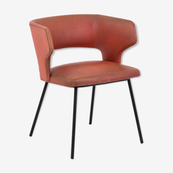 Fauteuil en skaï orange et métal laqué noir, années 1950