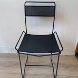 Chaise en acier perforé noir