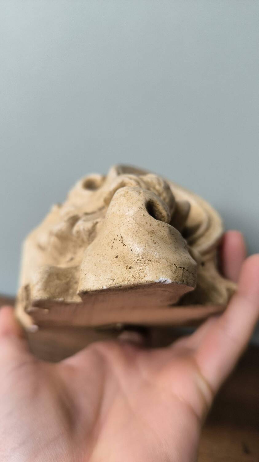 Small wall console shelf in vintage patinated plaster with baroque foliage