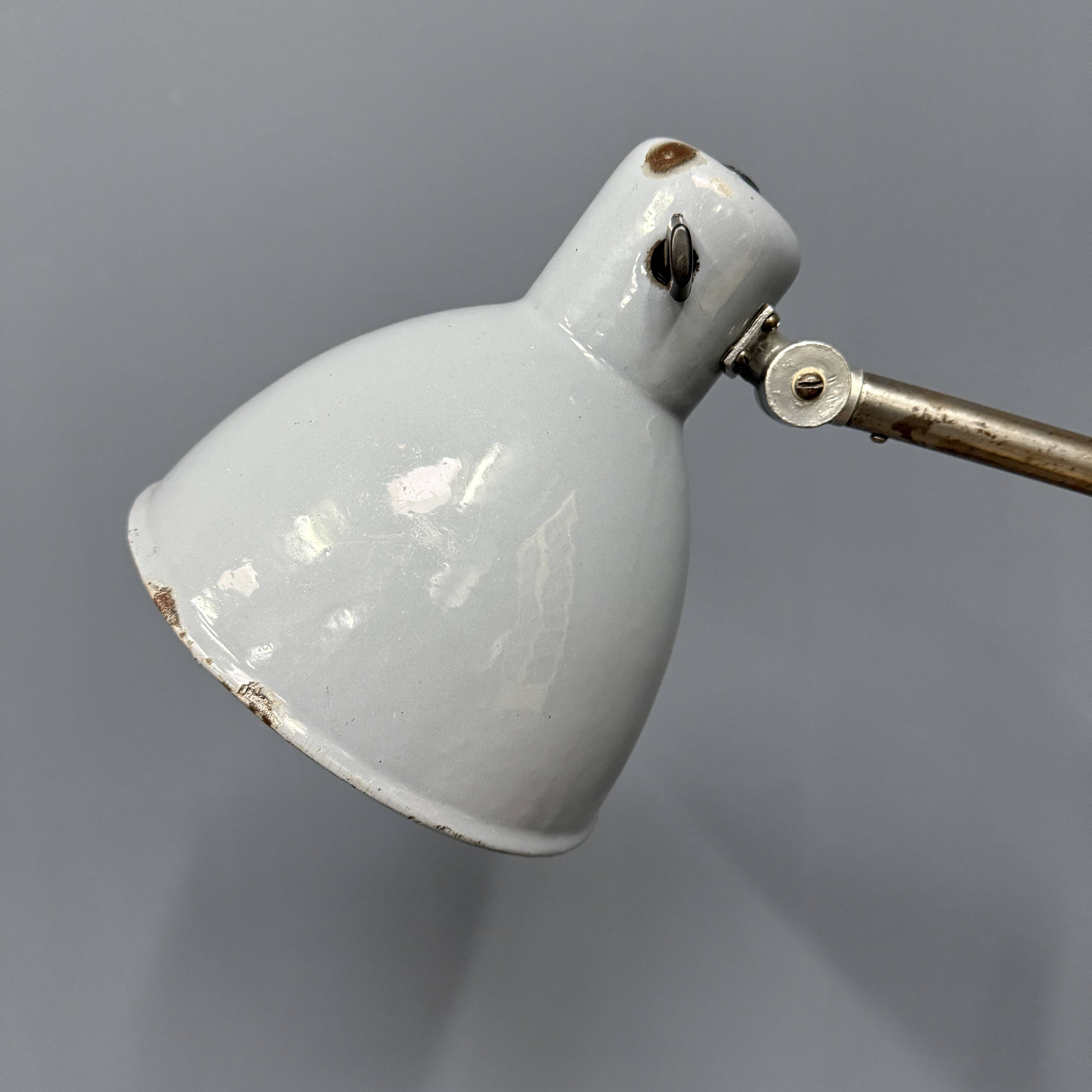 Grande lampe de table d'atelier Kandem modèle 566