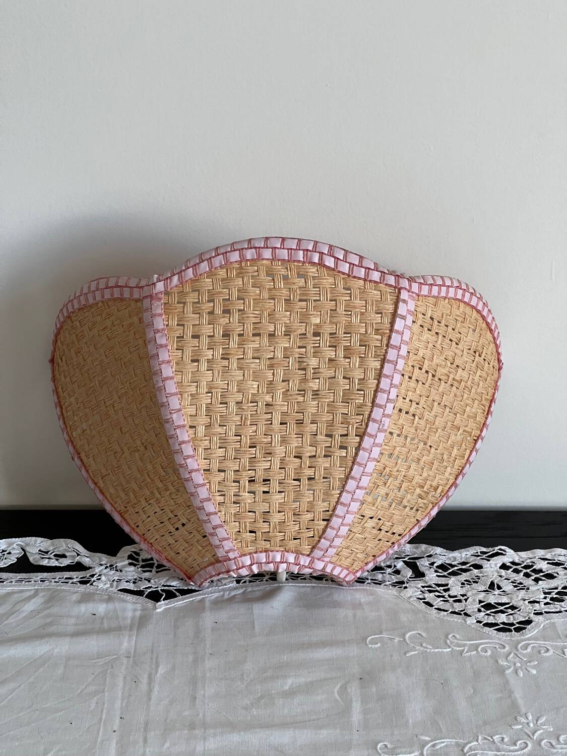 Flower applique in raffia and pink fabrics