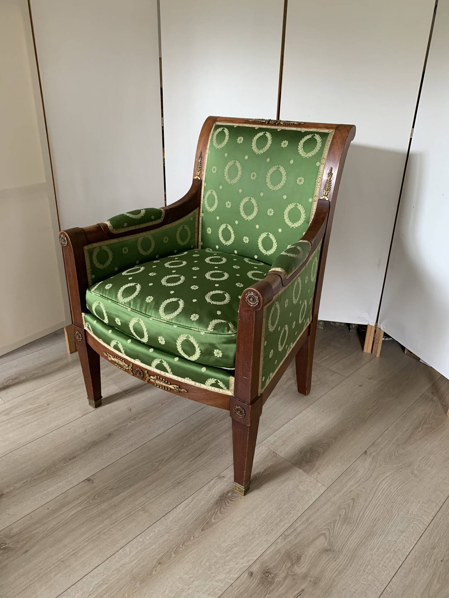 Fauteuil de style Empire en bois et tissu vert