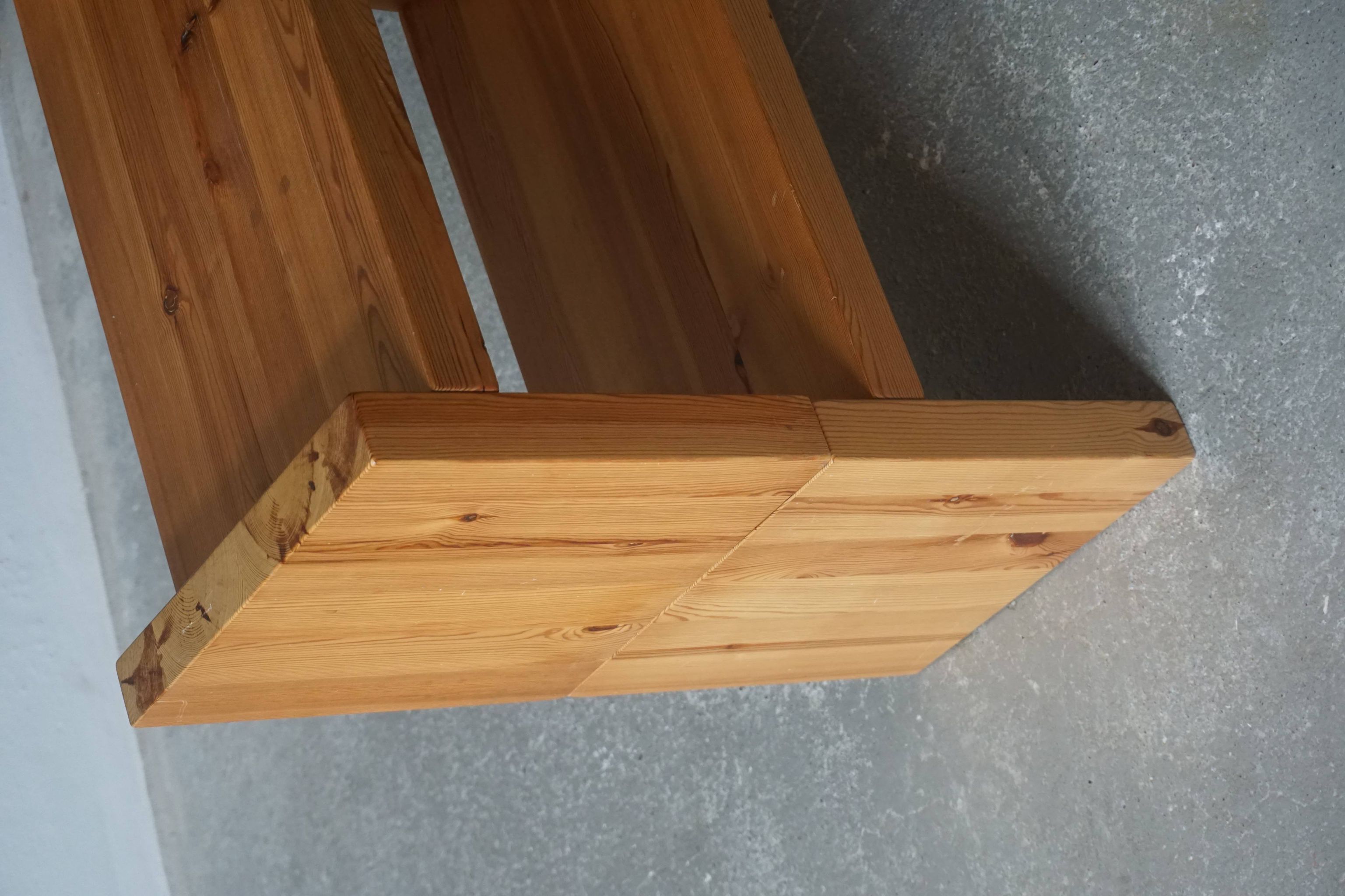 Paire de stands de nuit modernes et brutalistes scandinaves en pin massif, années 1970