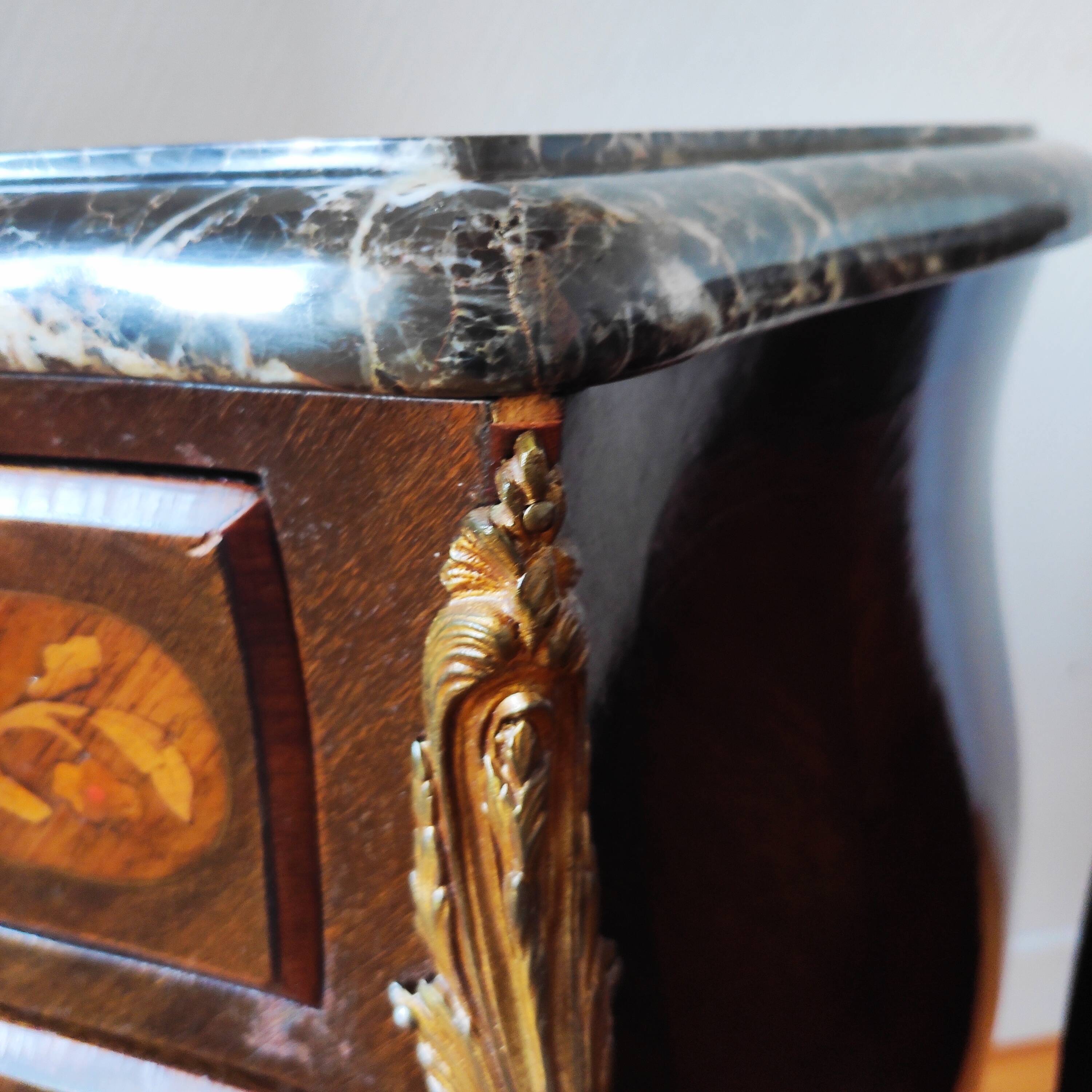 Paire de tables de chevet style Louis marbre noir