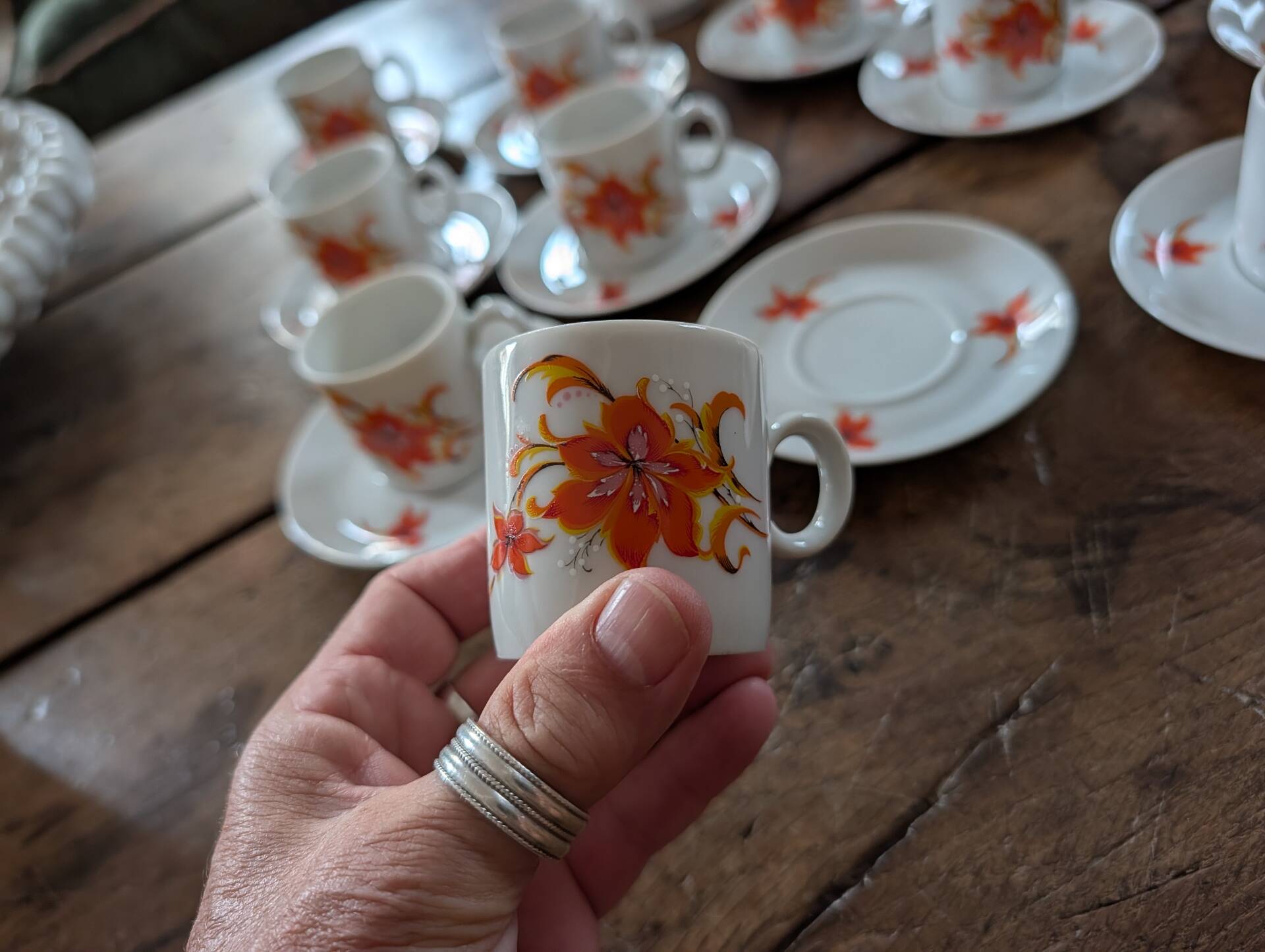Service Winterling 70s – flamboyant floral orange décor