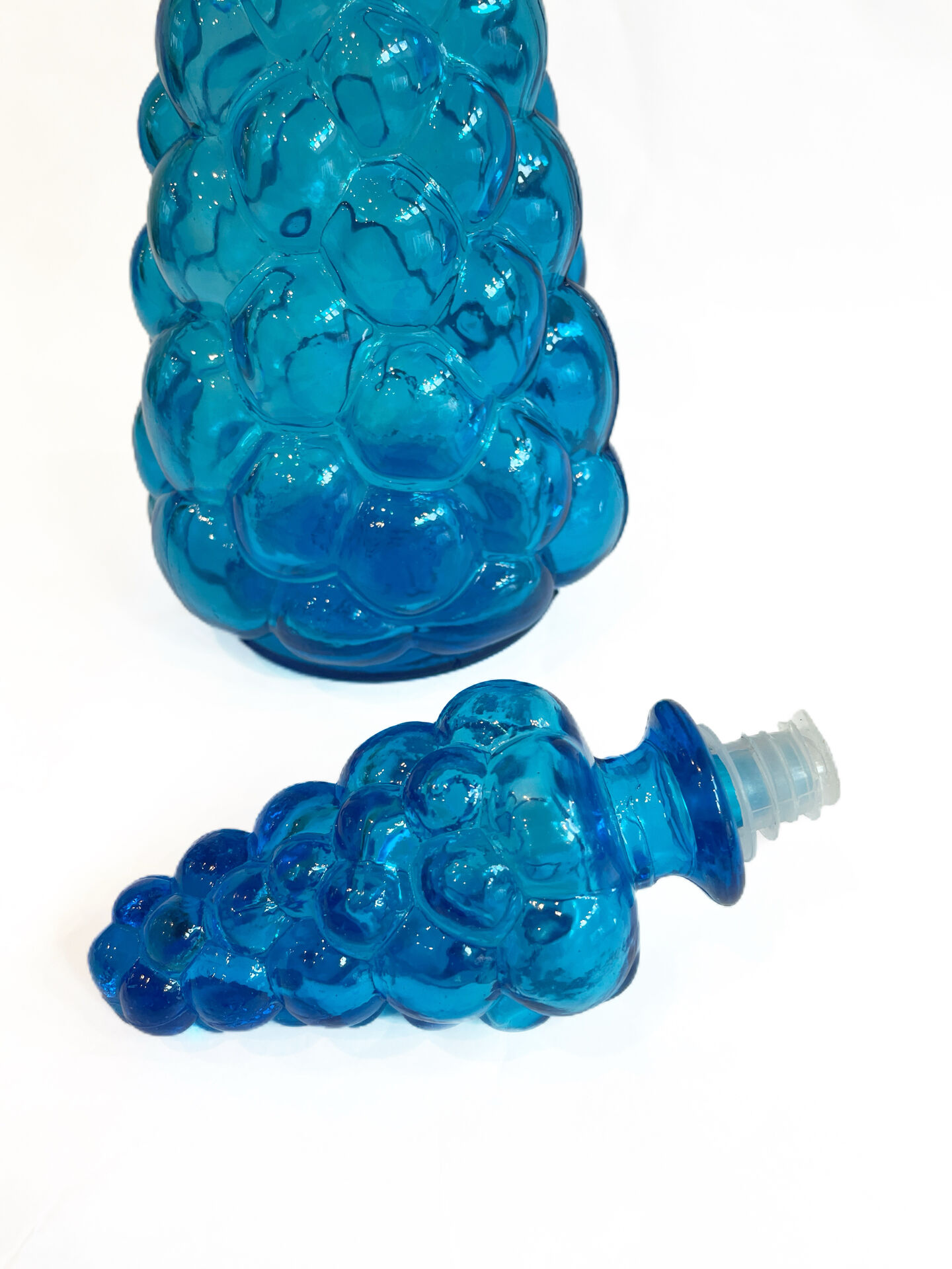 Grande carafe vintage en verre bleu piscine