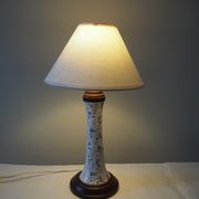 Lampe à poser de table de chevet d’appoint en faïence et socle en bois