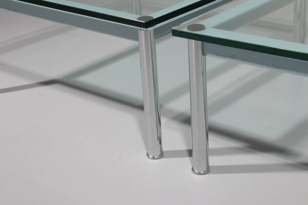 Table basse Cassina LC-10 par Le Corbusier – édition rare en verre bleu clair