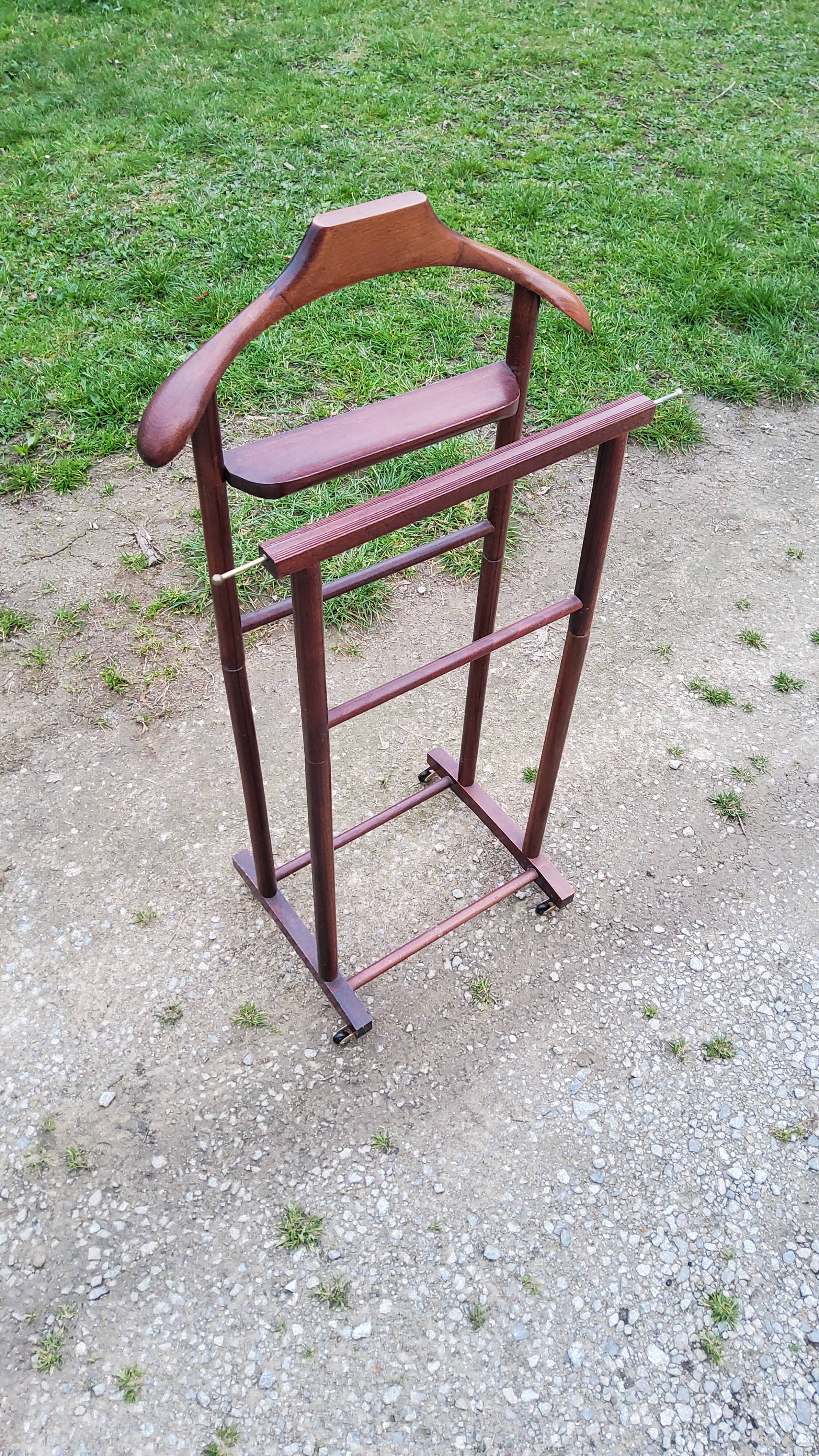 Chamber valet in mahogany tinted beech from the 70s with castors