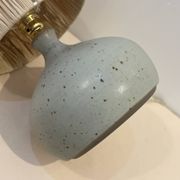 Pied de Lampe vintage en grès céramique beige gris abat-jour en raphia 1970