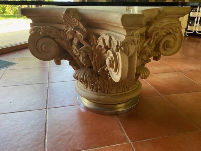 Table sur chapiteau corinthien
