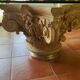 Table sur chapiteau corinthien