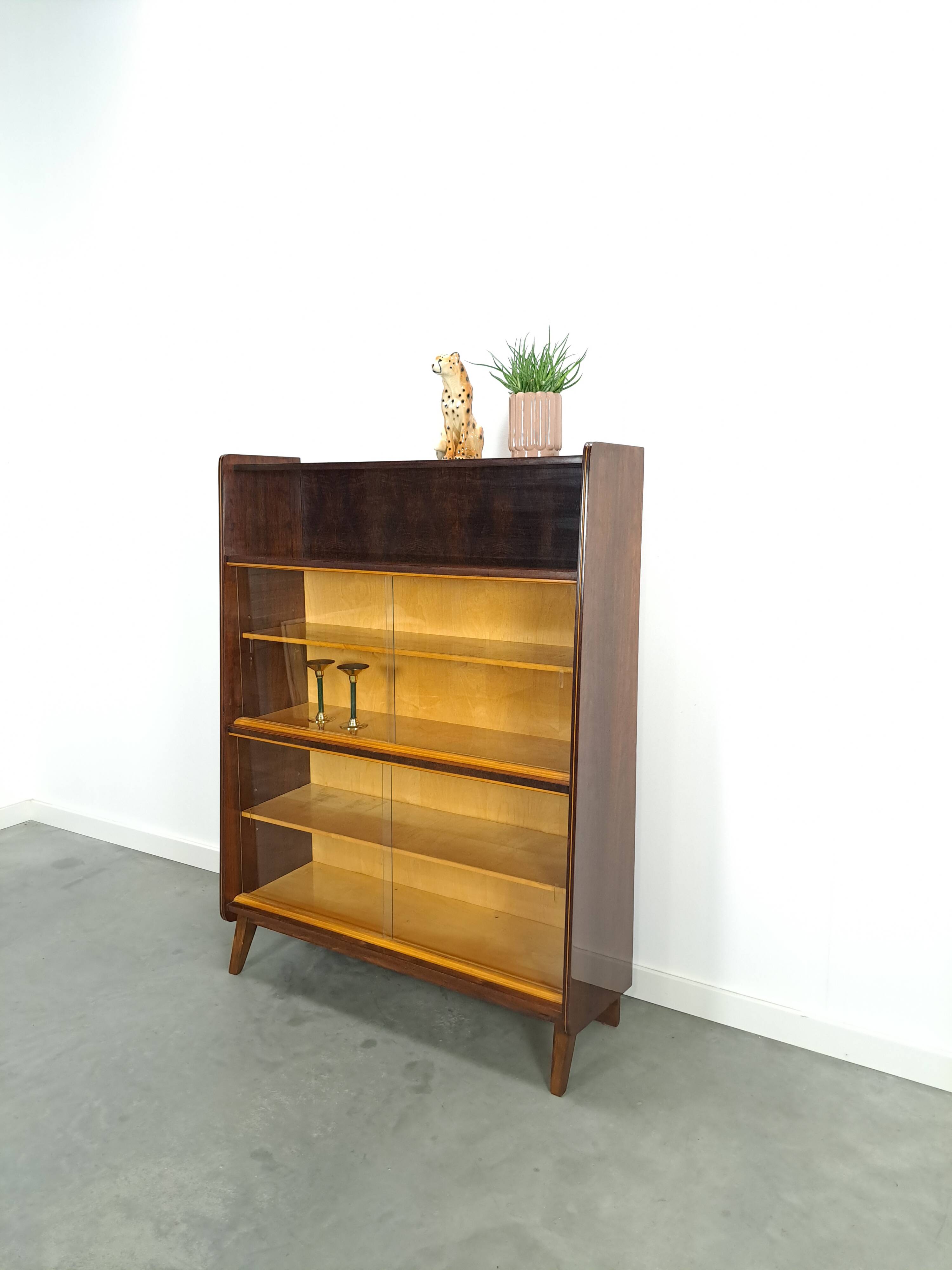 Donker vintage fineer design vitrinekast Jirak, boekenkast