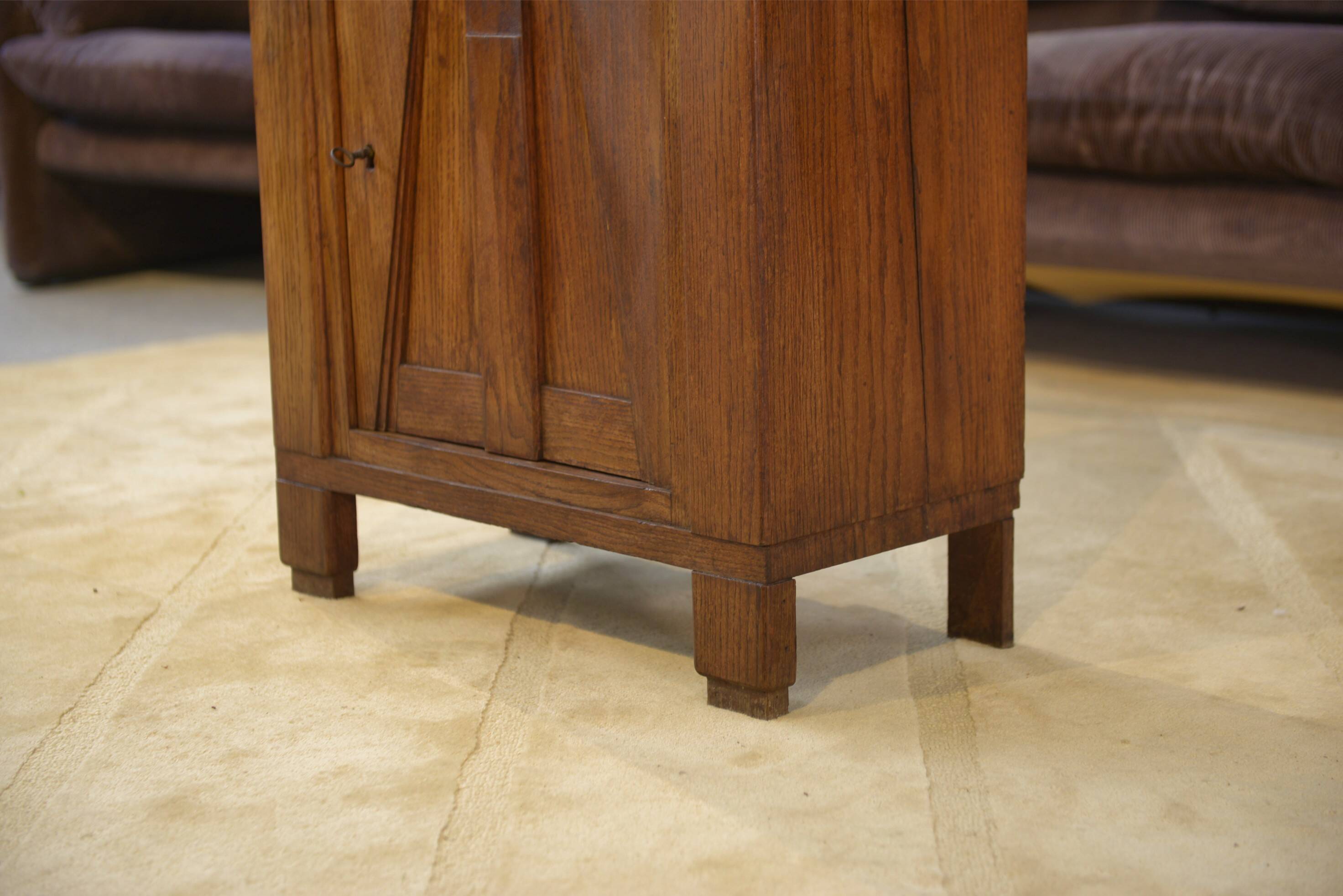 Art Deco oak chest of drawers with 5 drawers from the 1930s.