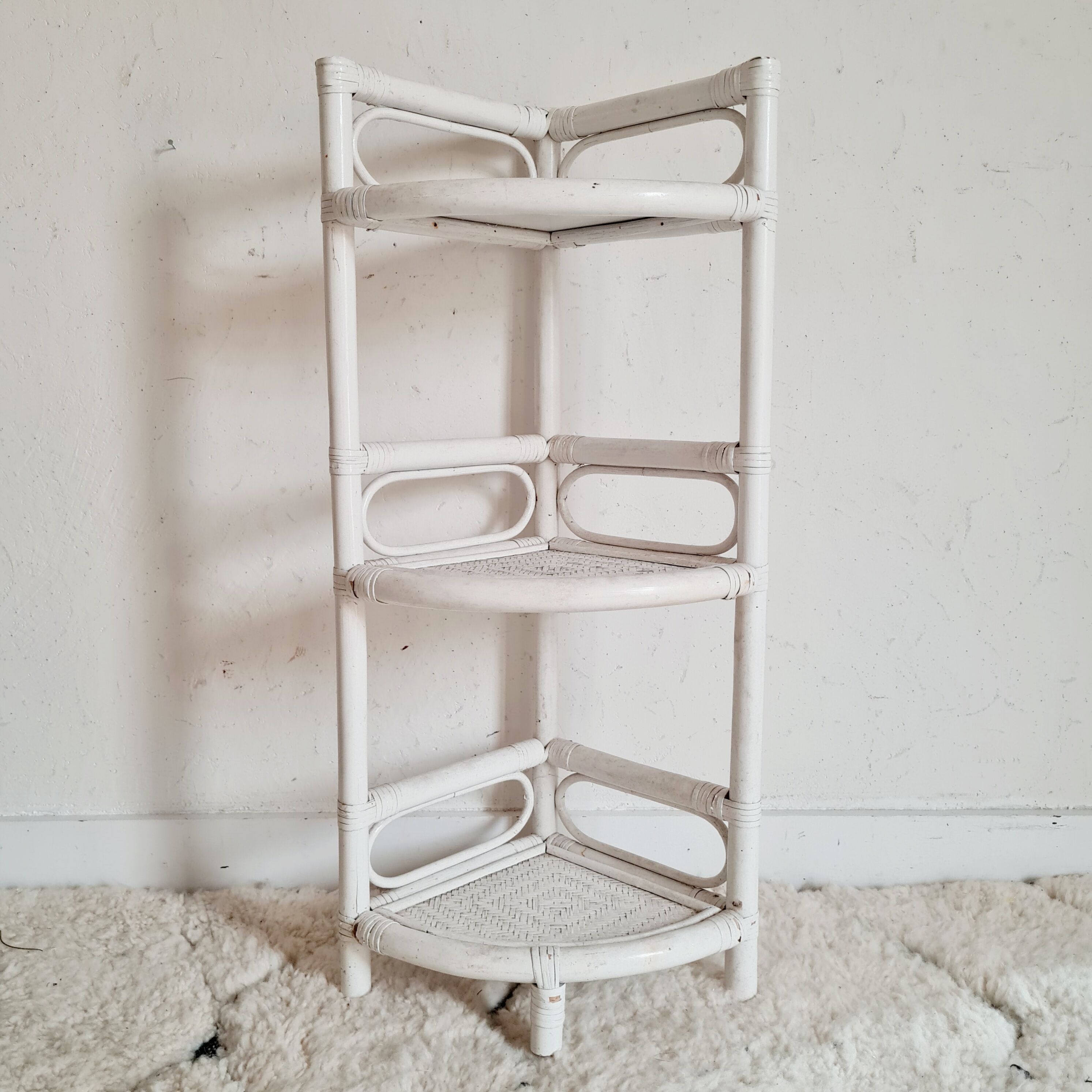 Etagère d'angle vintage en rotin blanc