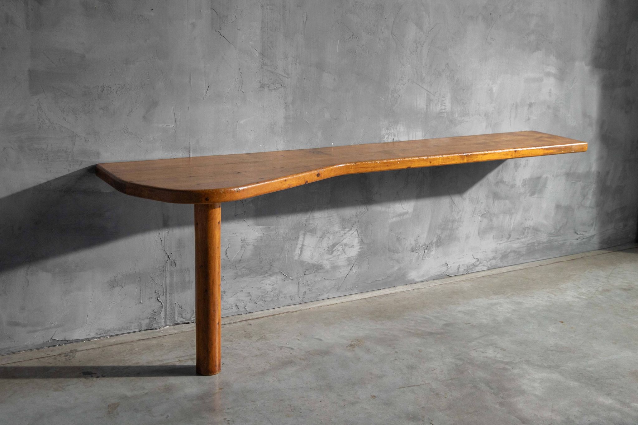 Table console par Charlotte Perriand, France, années 1950.