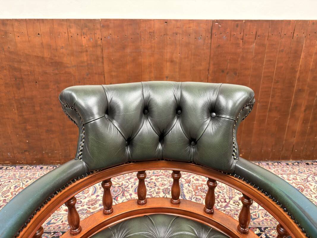 Fauteuil capitaine Chesterfield vert anglais classique