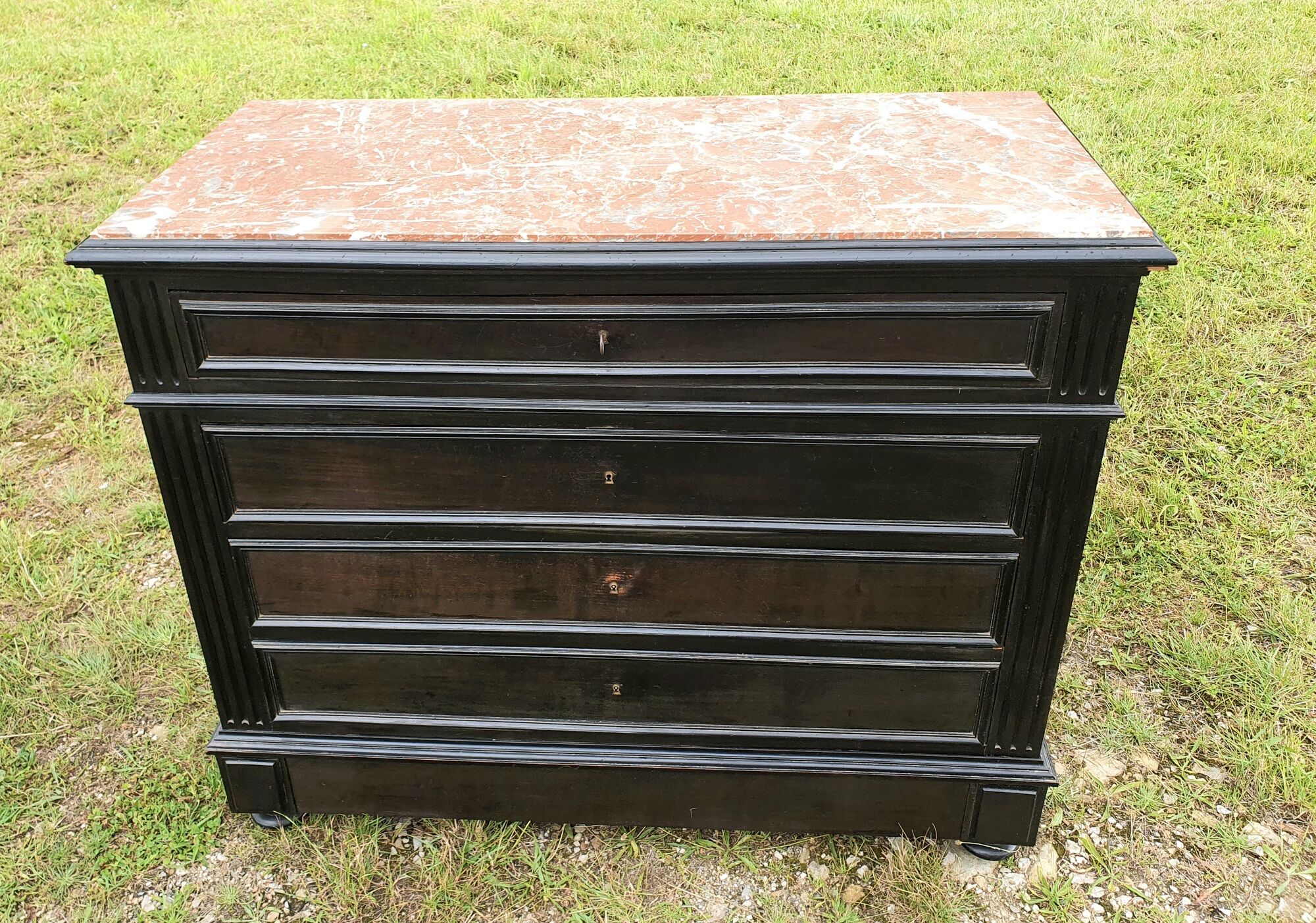 Blackened wooden chest of drawers with 5 drawers