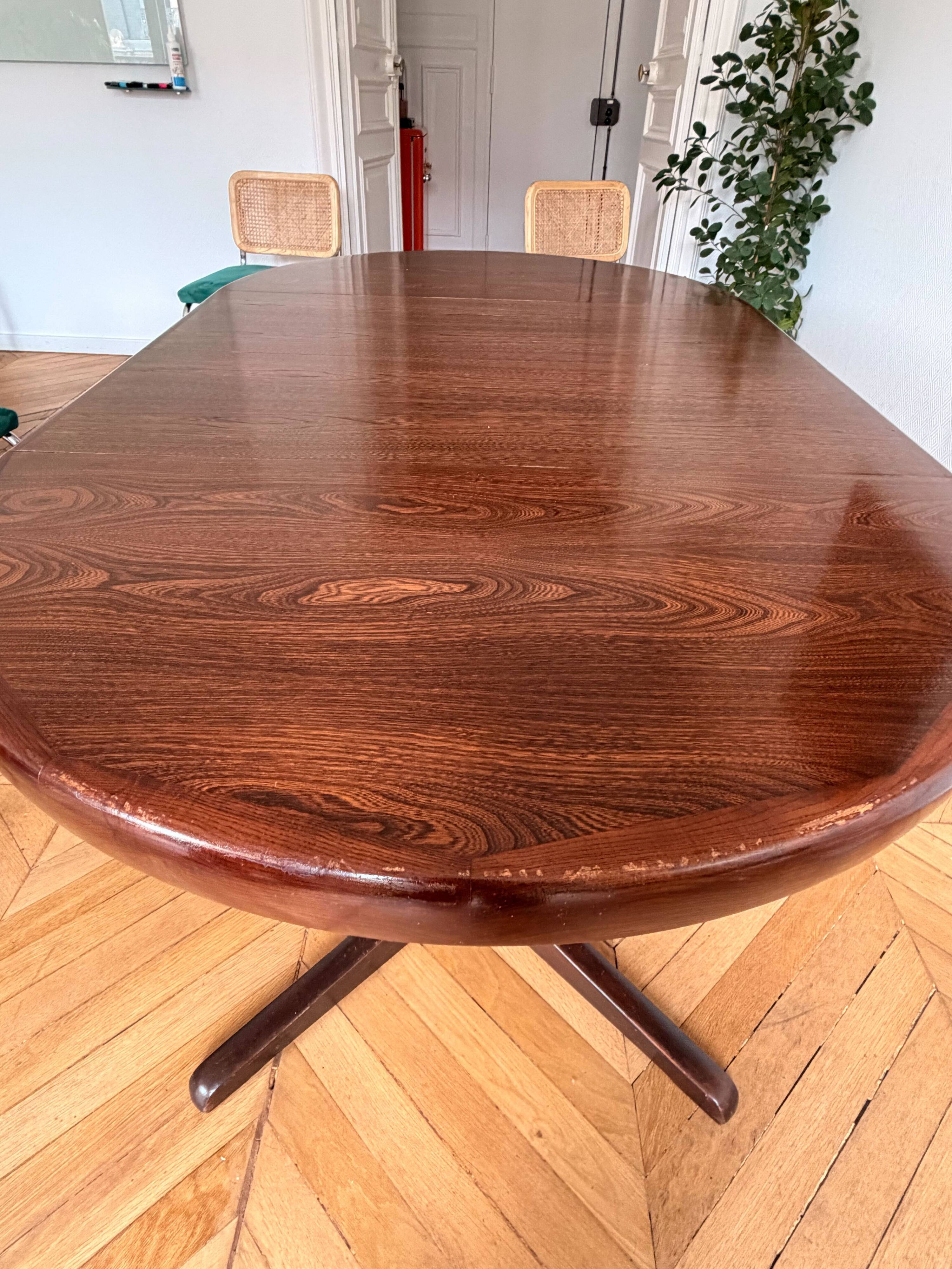 Baumann extendable round table for 4 to 8 people