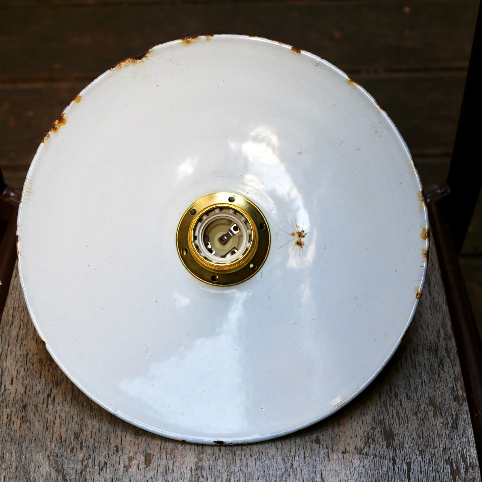 Industrial suspension in green enamelled sheet metal