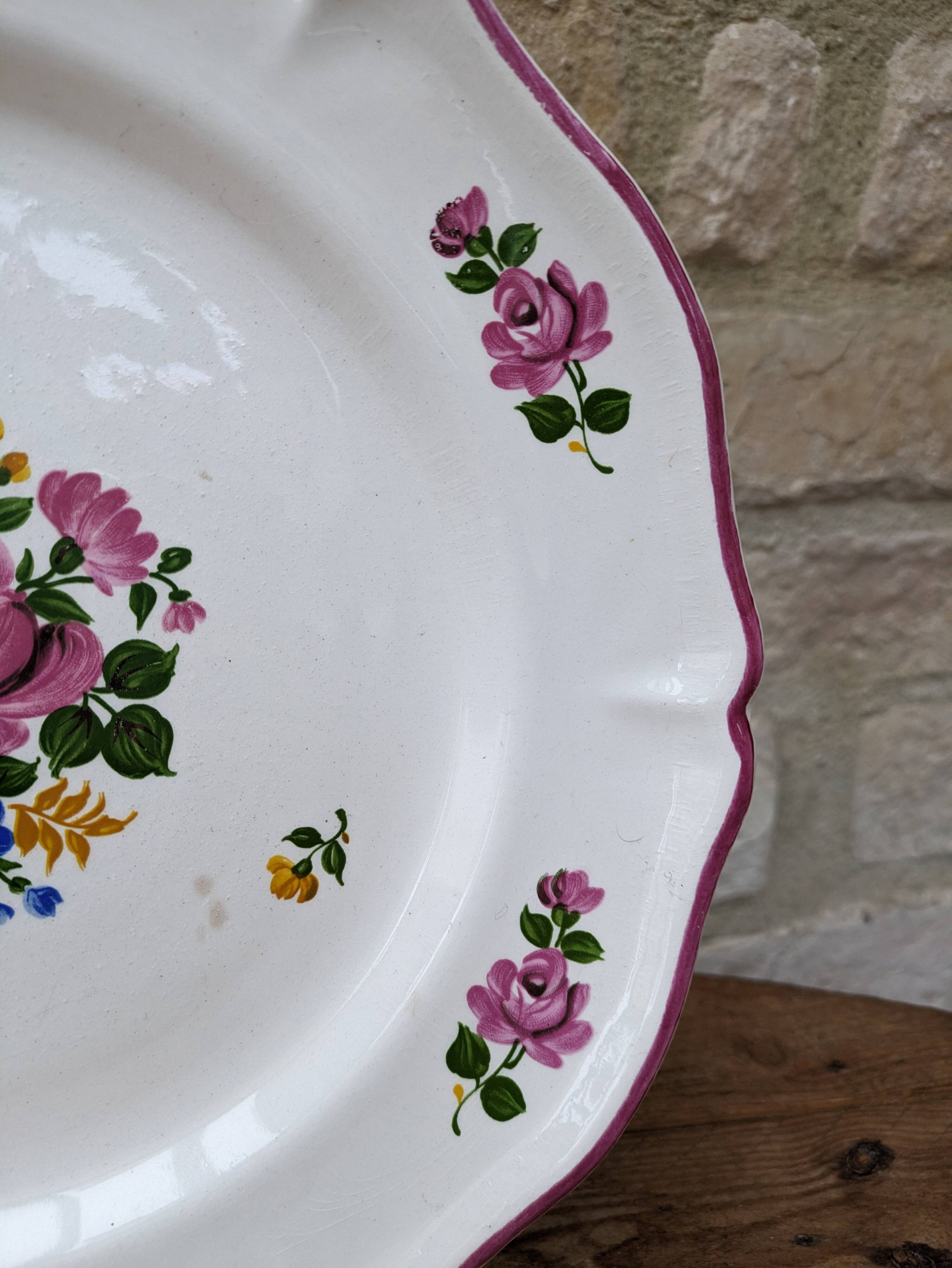 Round dish decorated with a bouquet of flowers Saint Amand Vieux Strasbourg