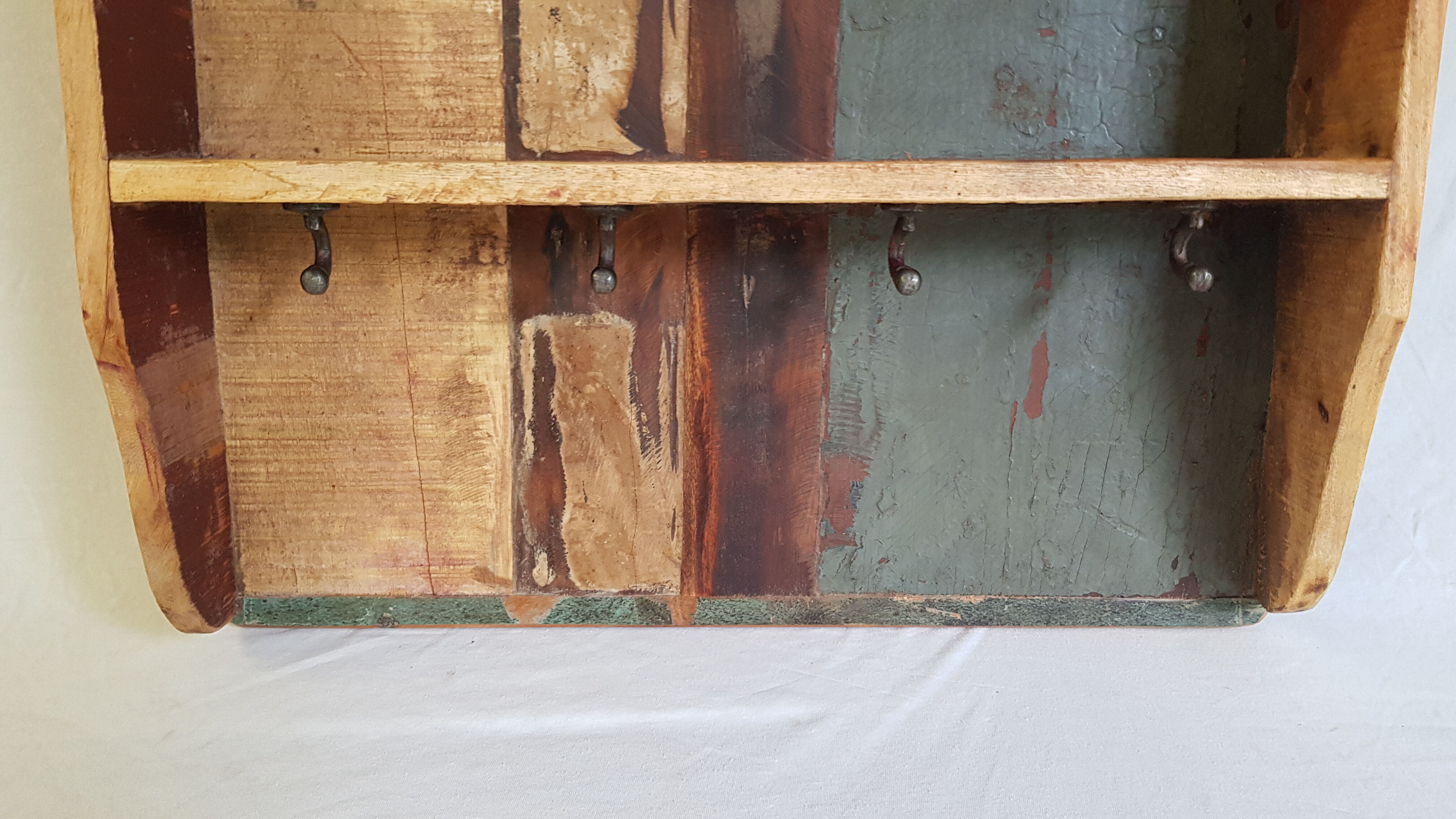 Wall shelf 3 shelves + 4 hooks cast iron in polychrome wood
