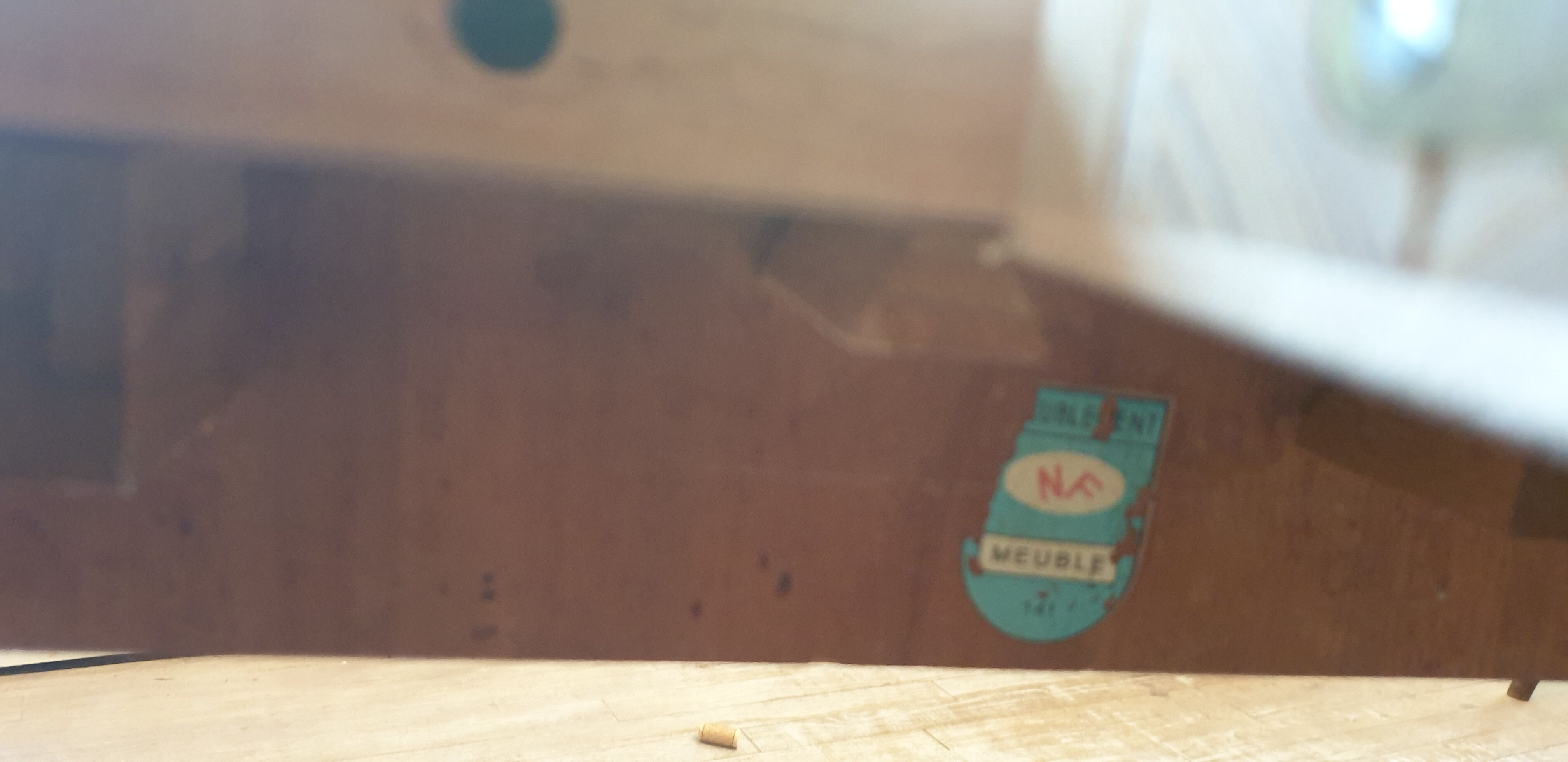 Extendable teak round table