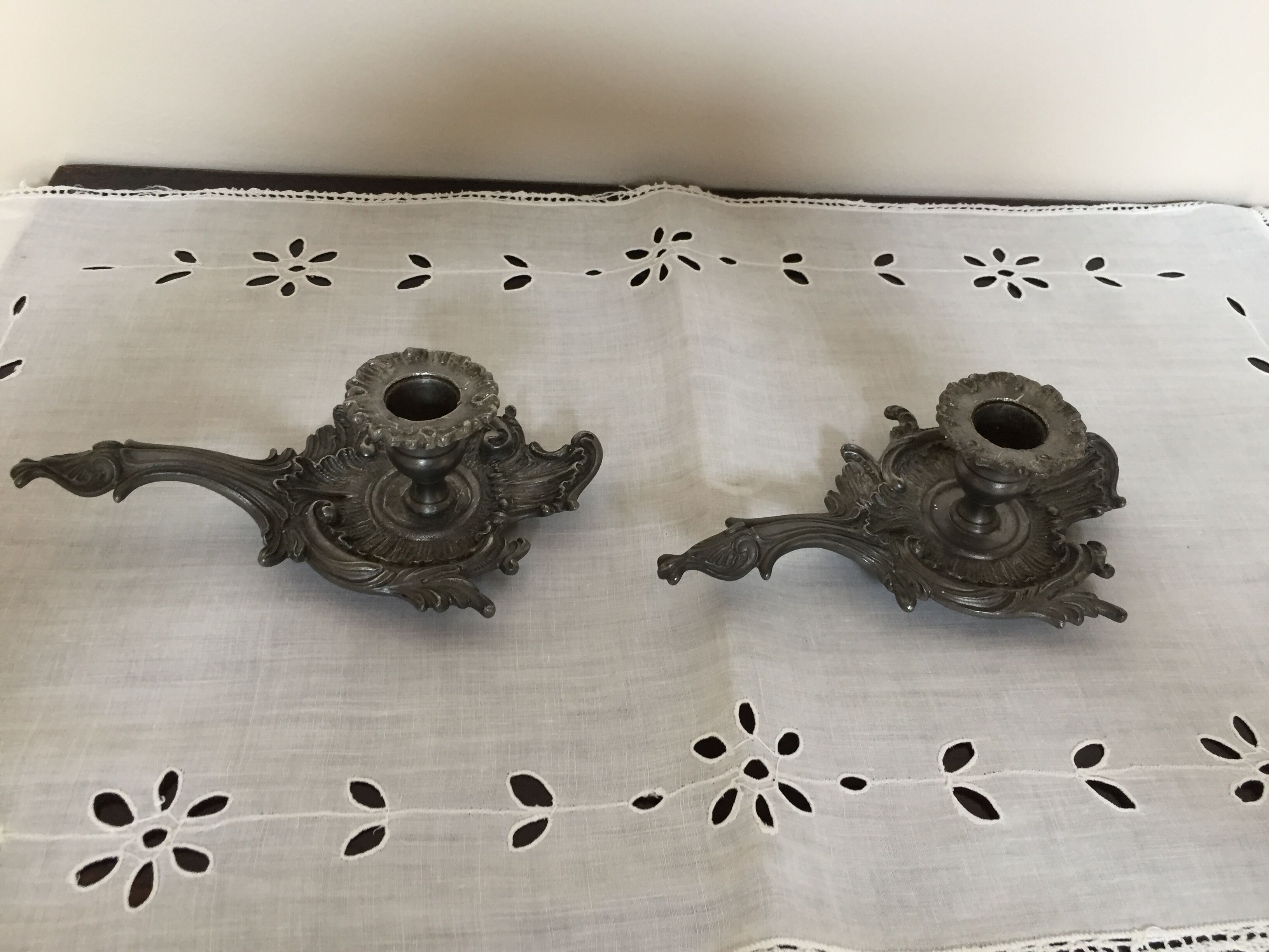 Paire de bougeoirs en étain rat de cave Italie