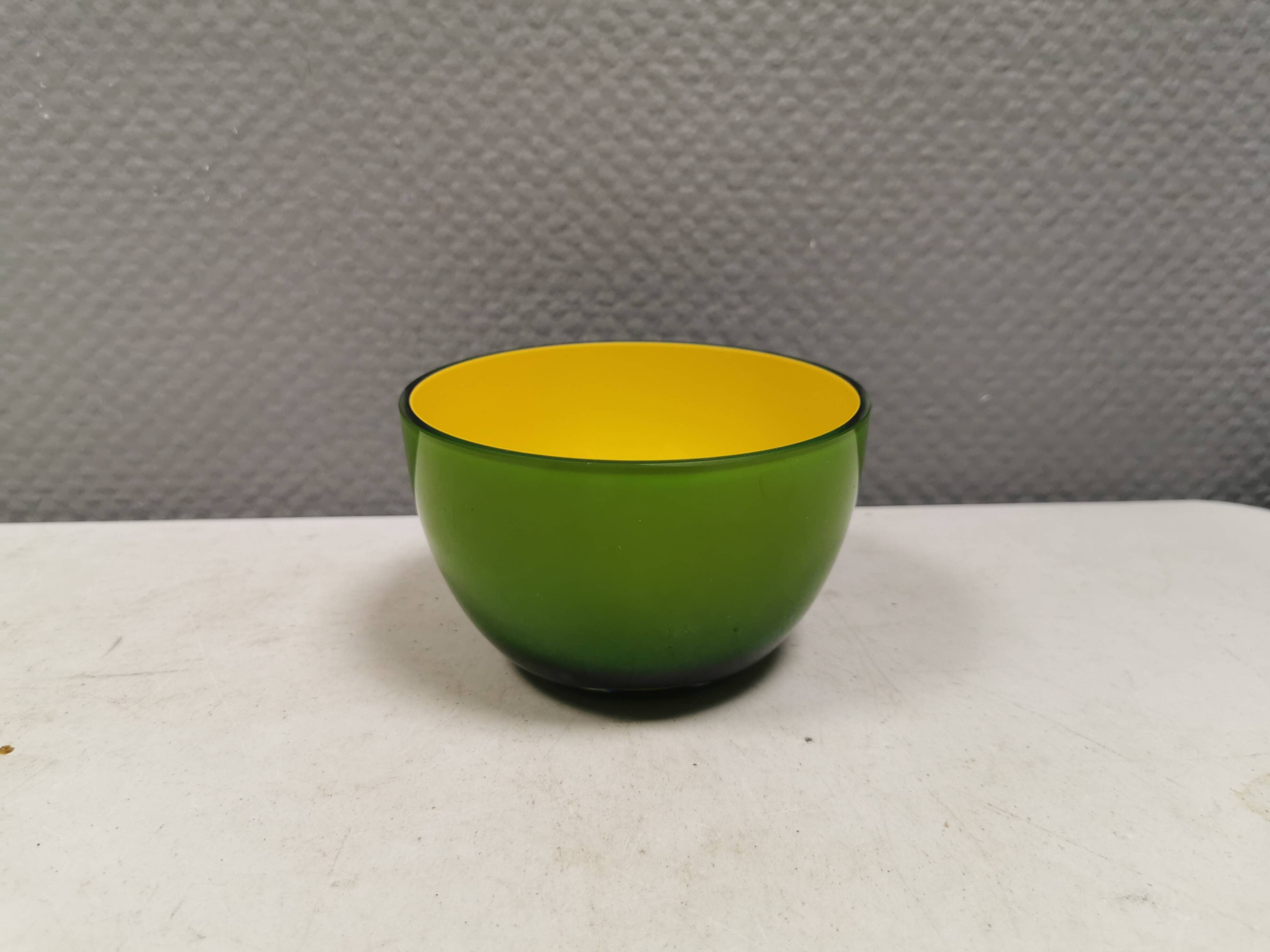 Bol en verre à deux couches des années 1960.
