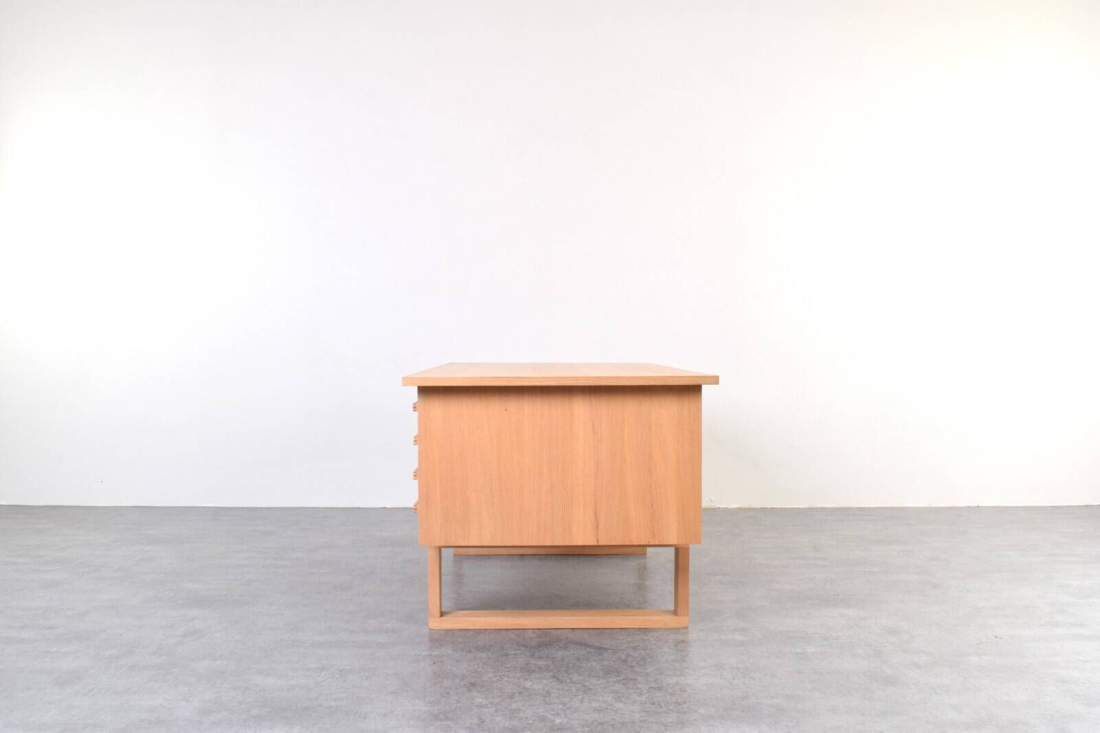 Oak Freestanding Desk by Torben Valeur & Henning Jensen for Dyrlund, 1960s.