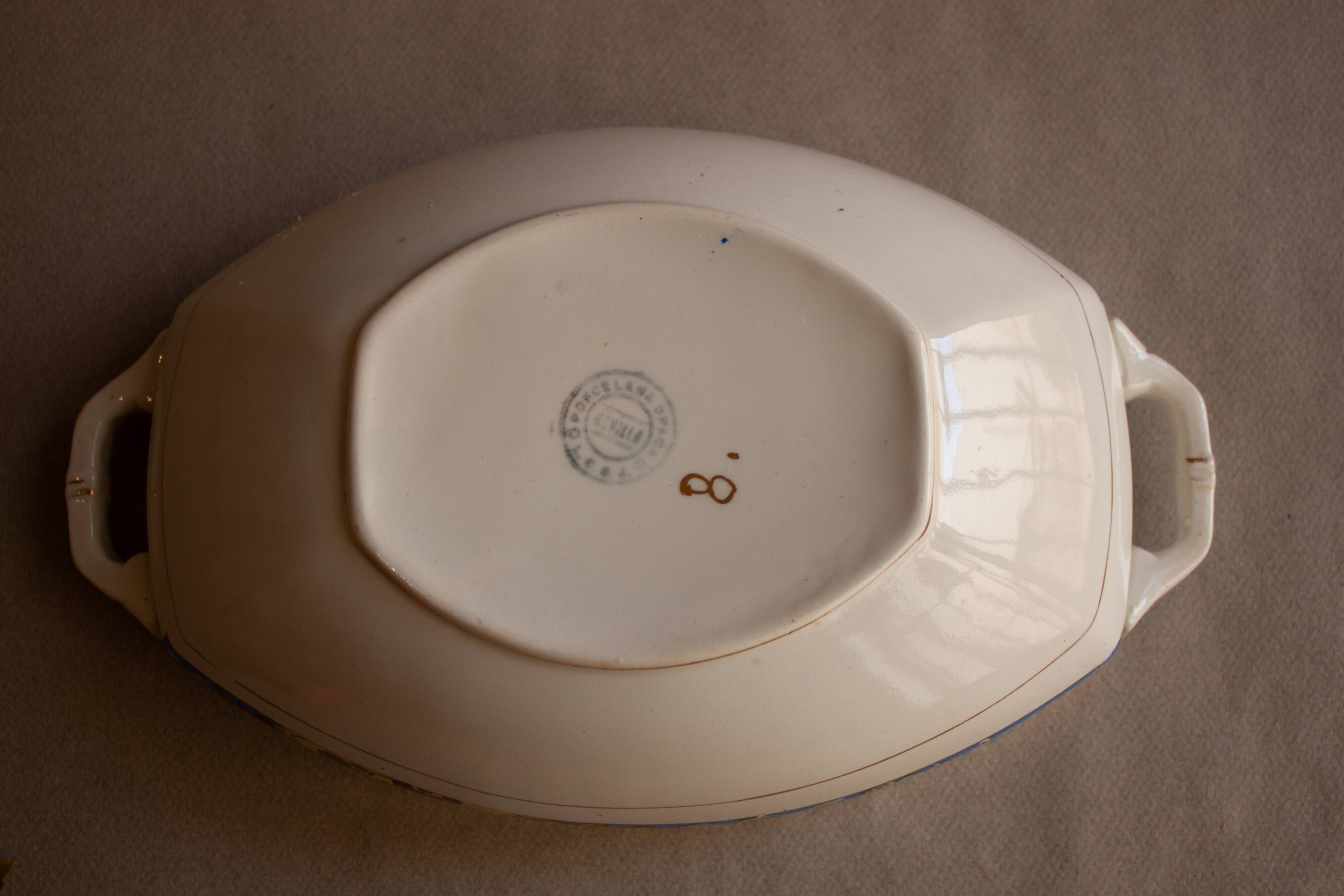 Sopera de porcelana antigua. Manufactured in Spain in the decade of 1920.
