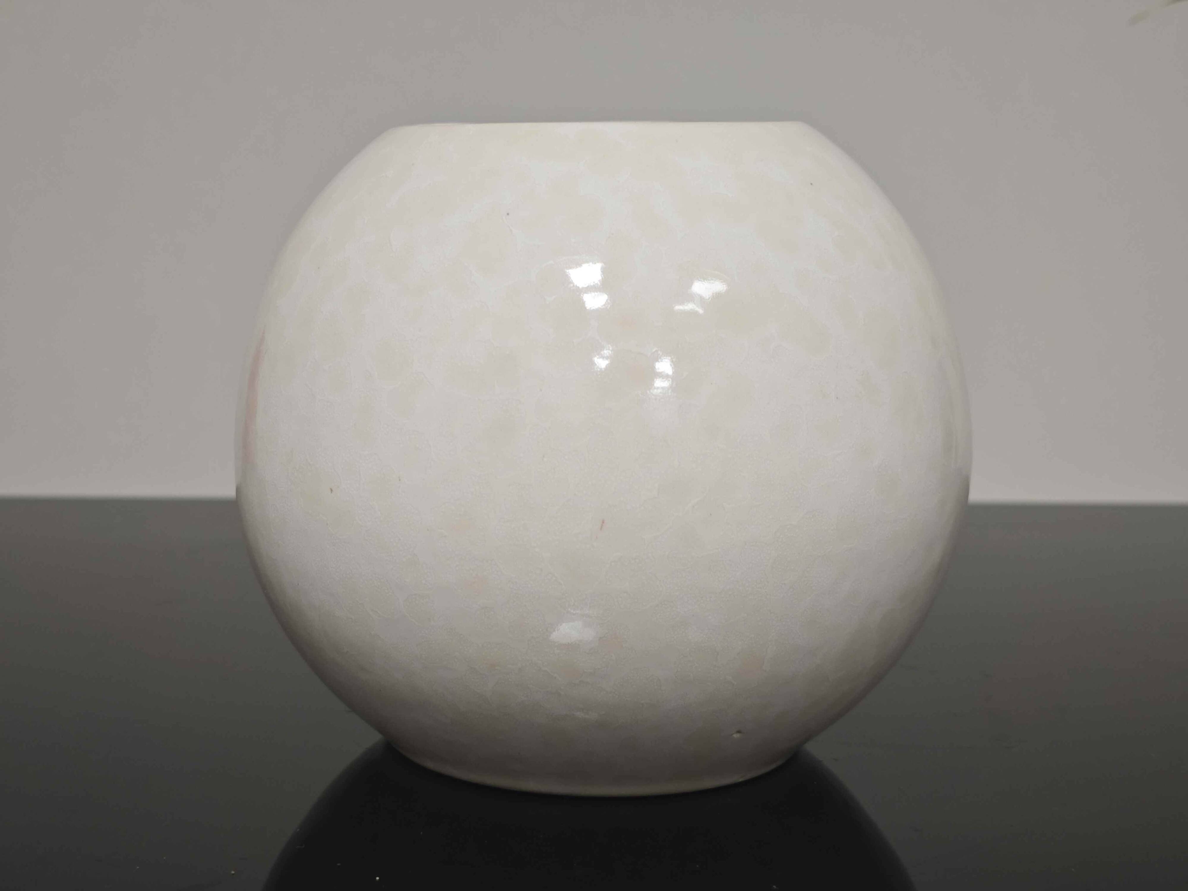 Ball-shaped vase Moulin des loups art deco off-white ceramic