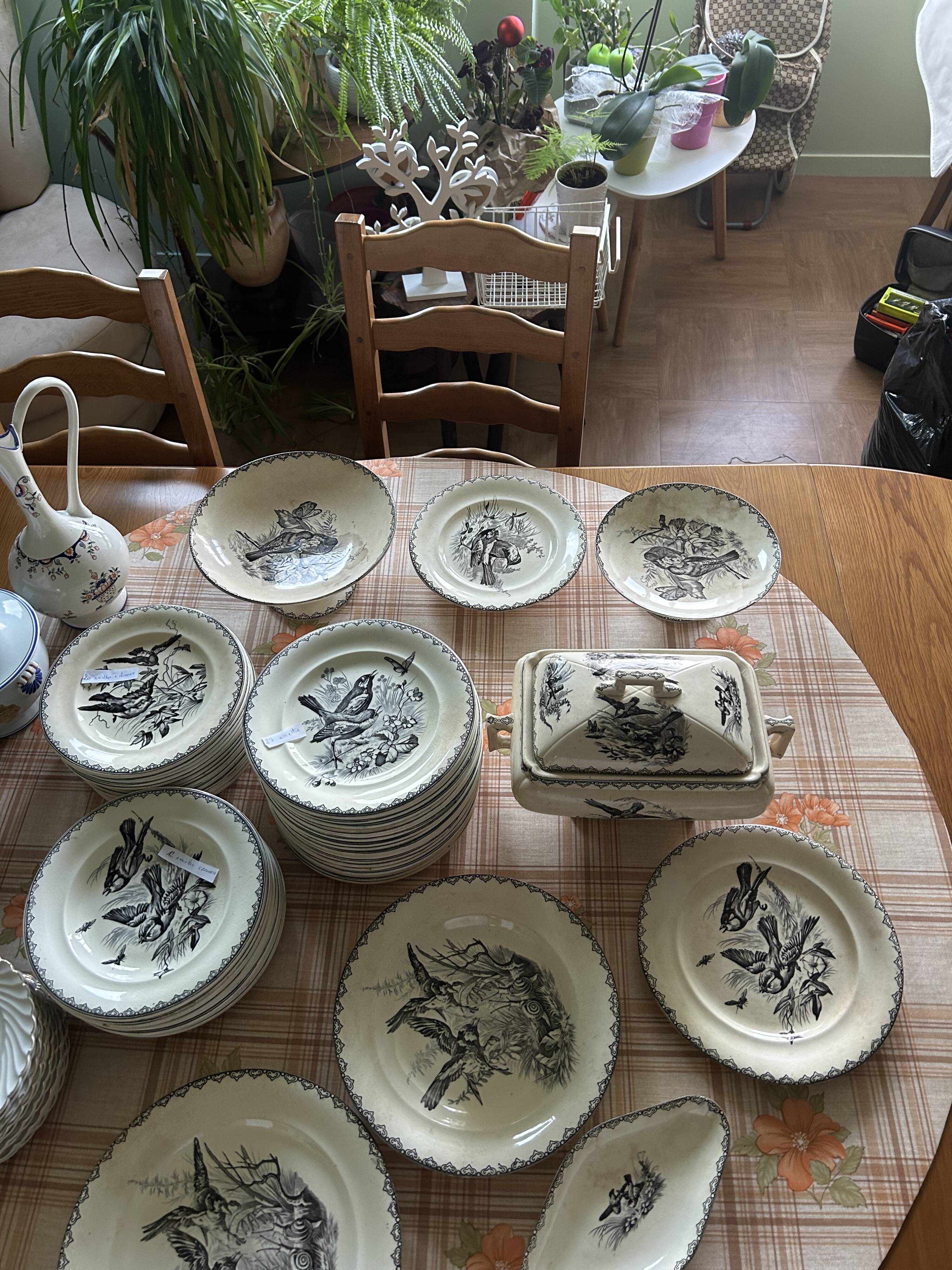 Clairefontaine tableware service, earthenware with bird decoration.