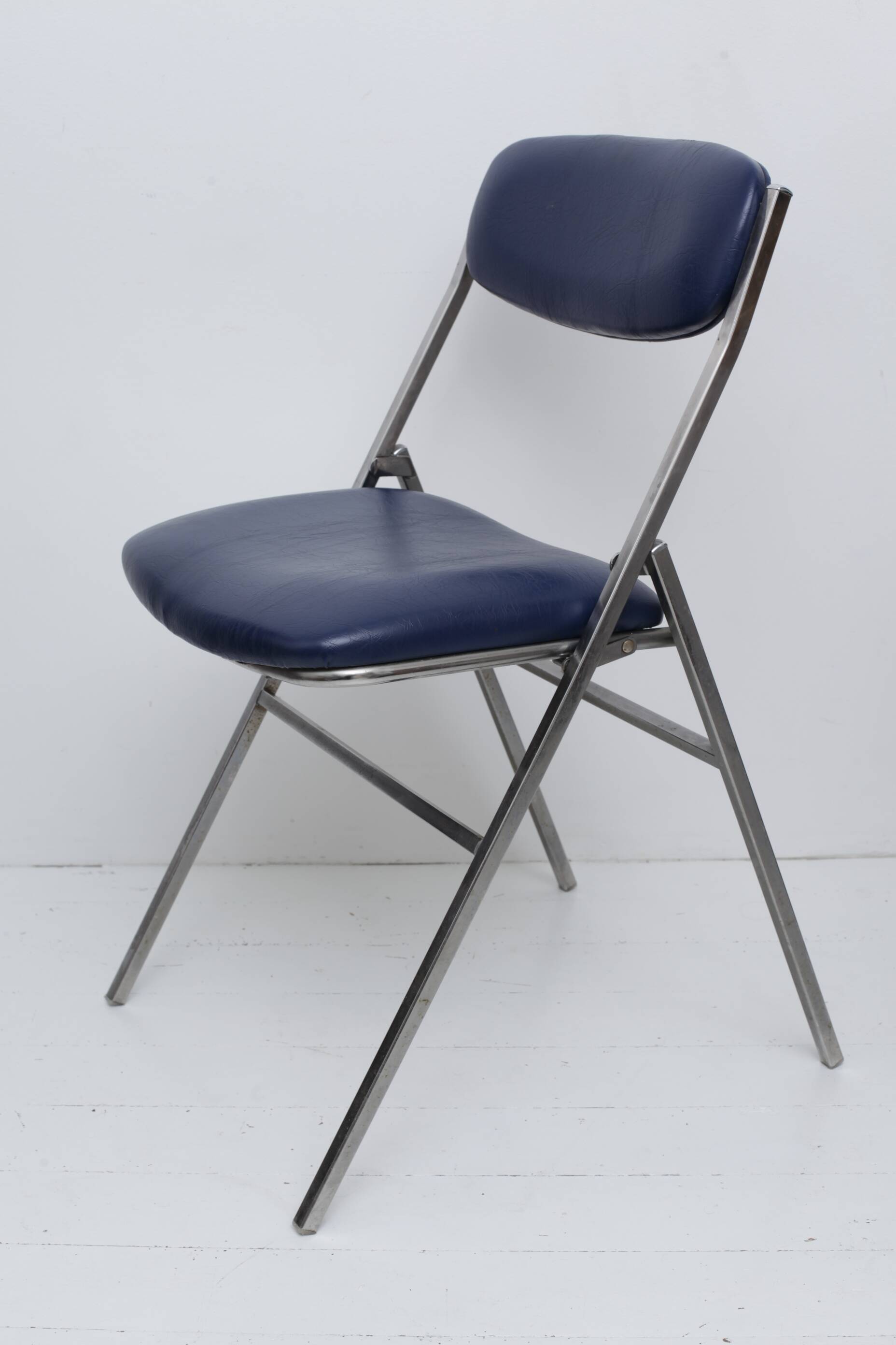 Chaise pliable skaï bleu pieds chromés