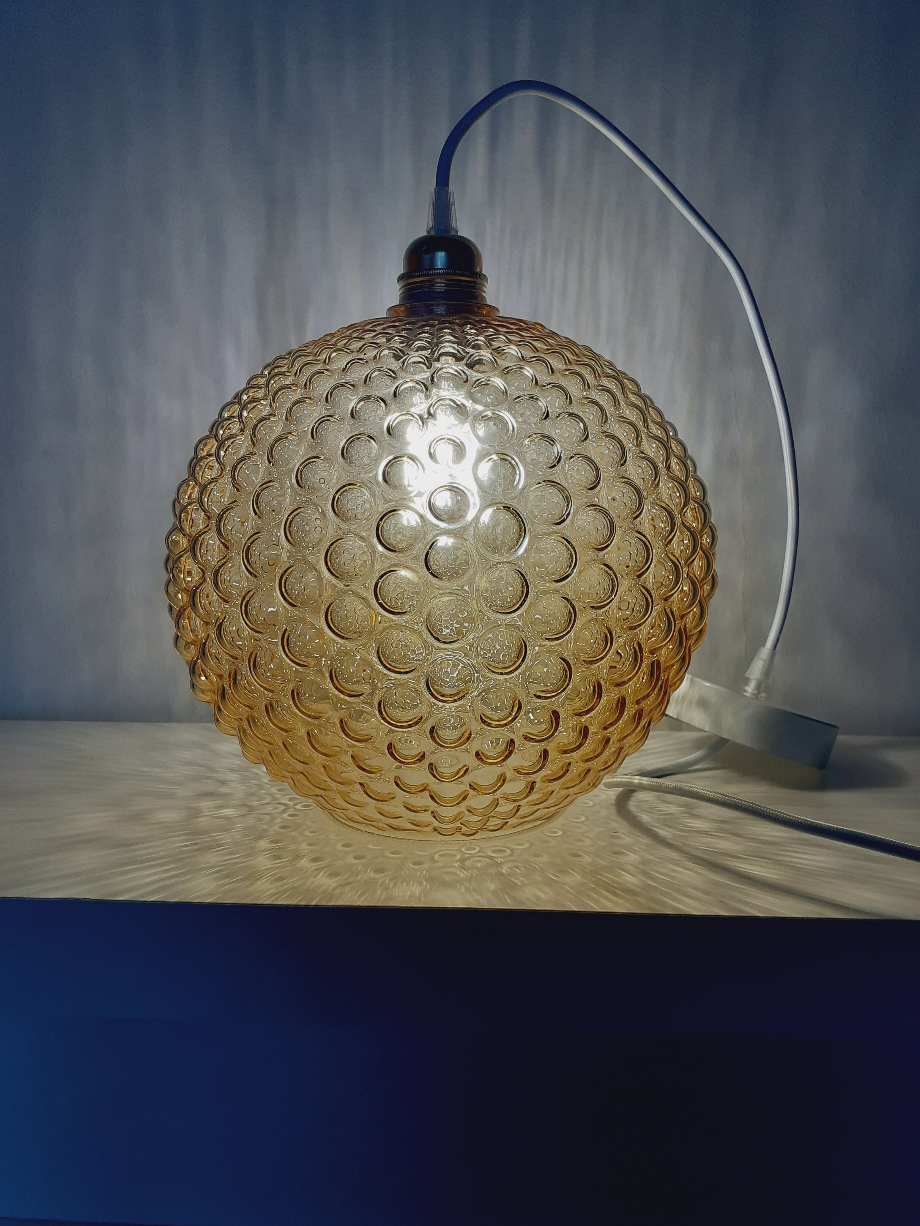 Glass bubble globe suspension