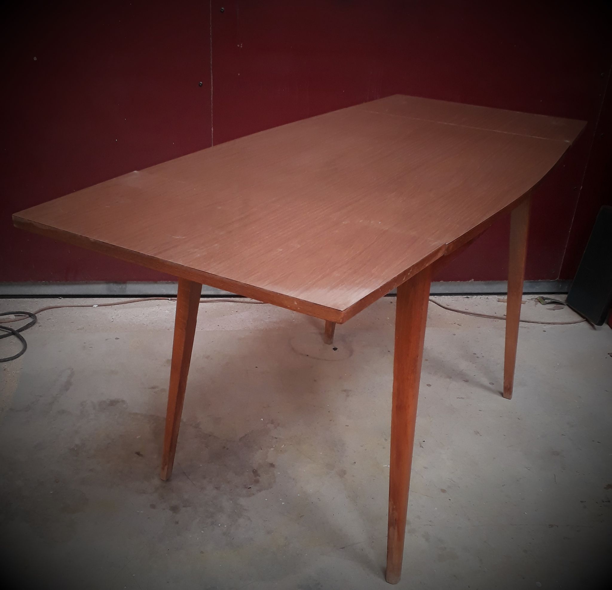 Table extensible scandinave dessus formica pied bois