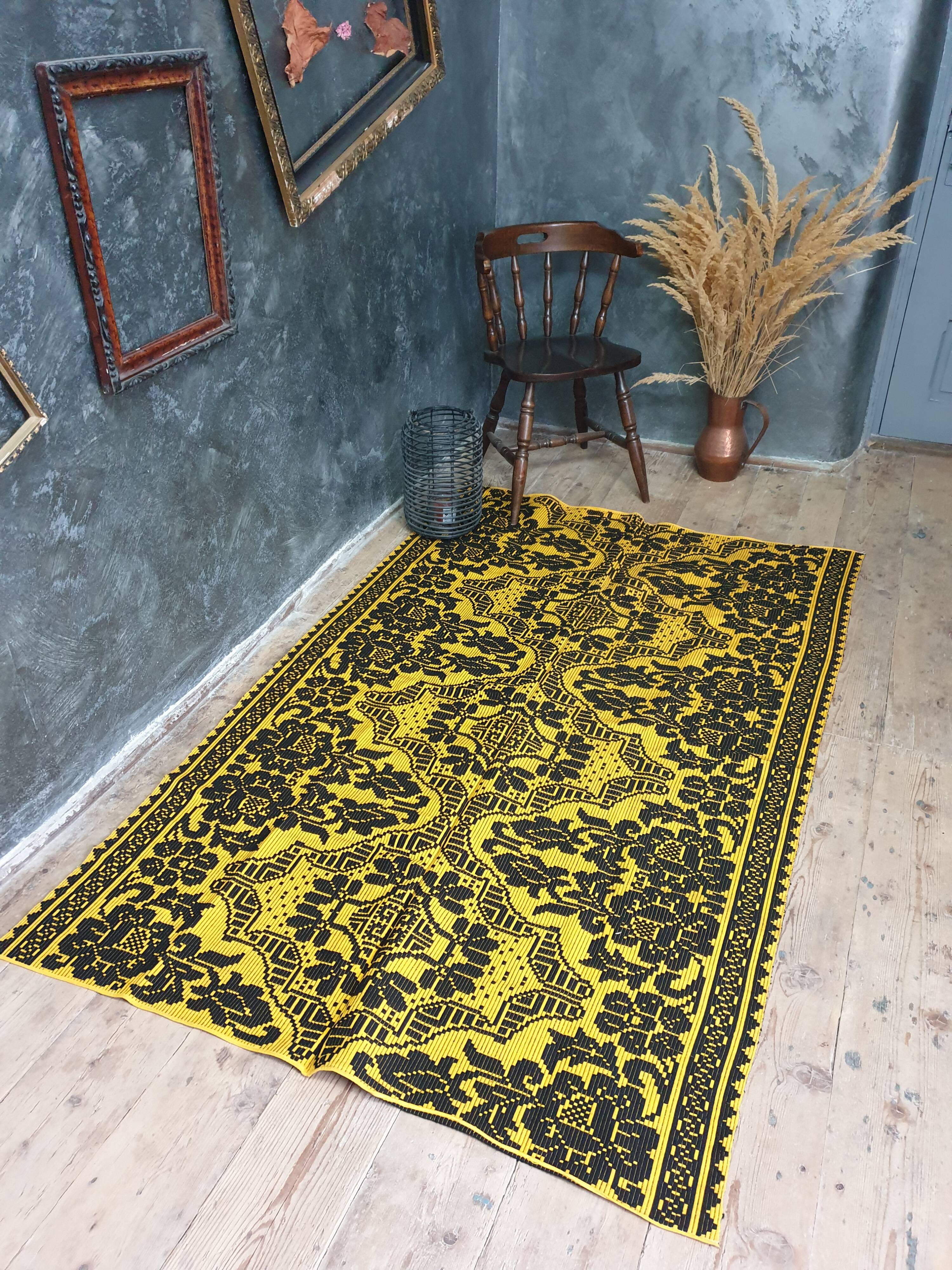 Wool handwoven yellow rug Romanian rug. Teppich. Tapis roumain. Romania