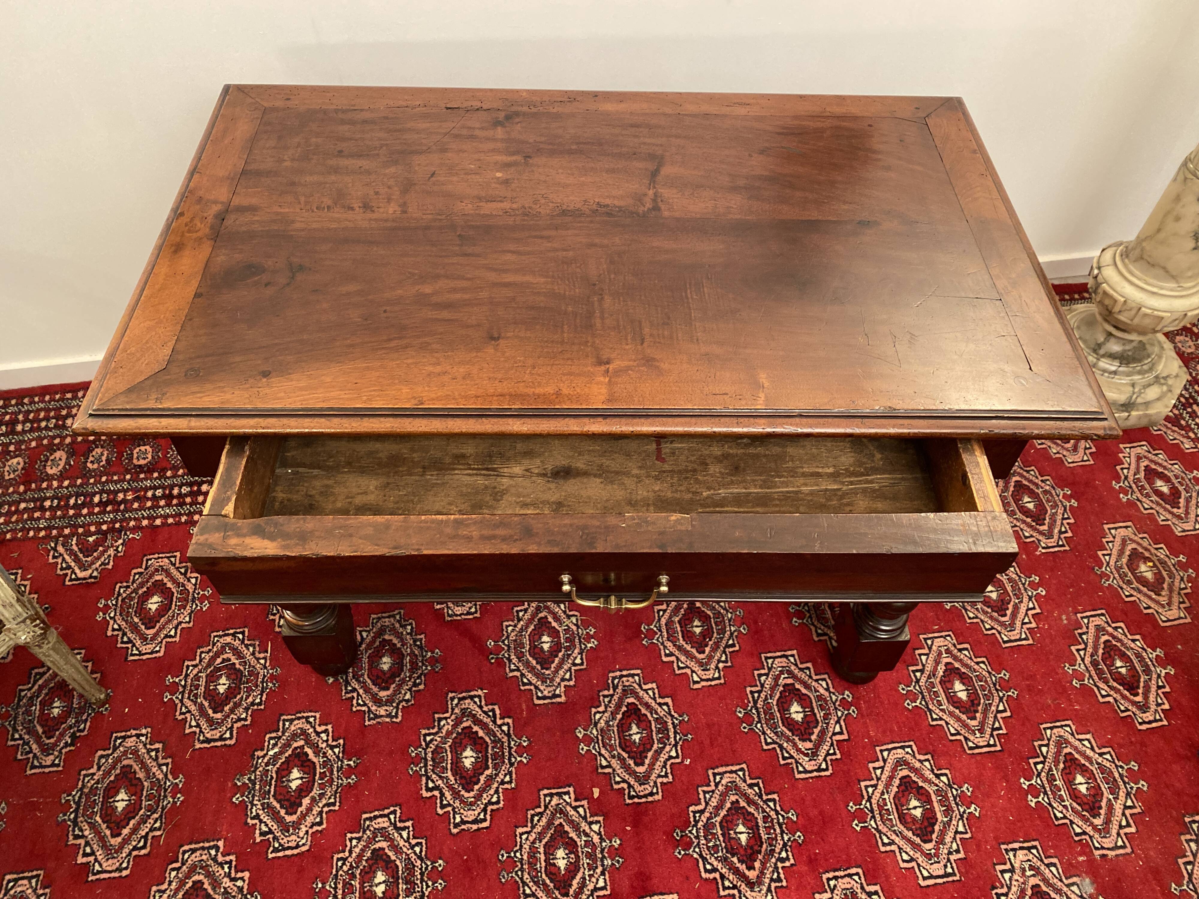 Bureau en noyer d'epoque Louis Xlll