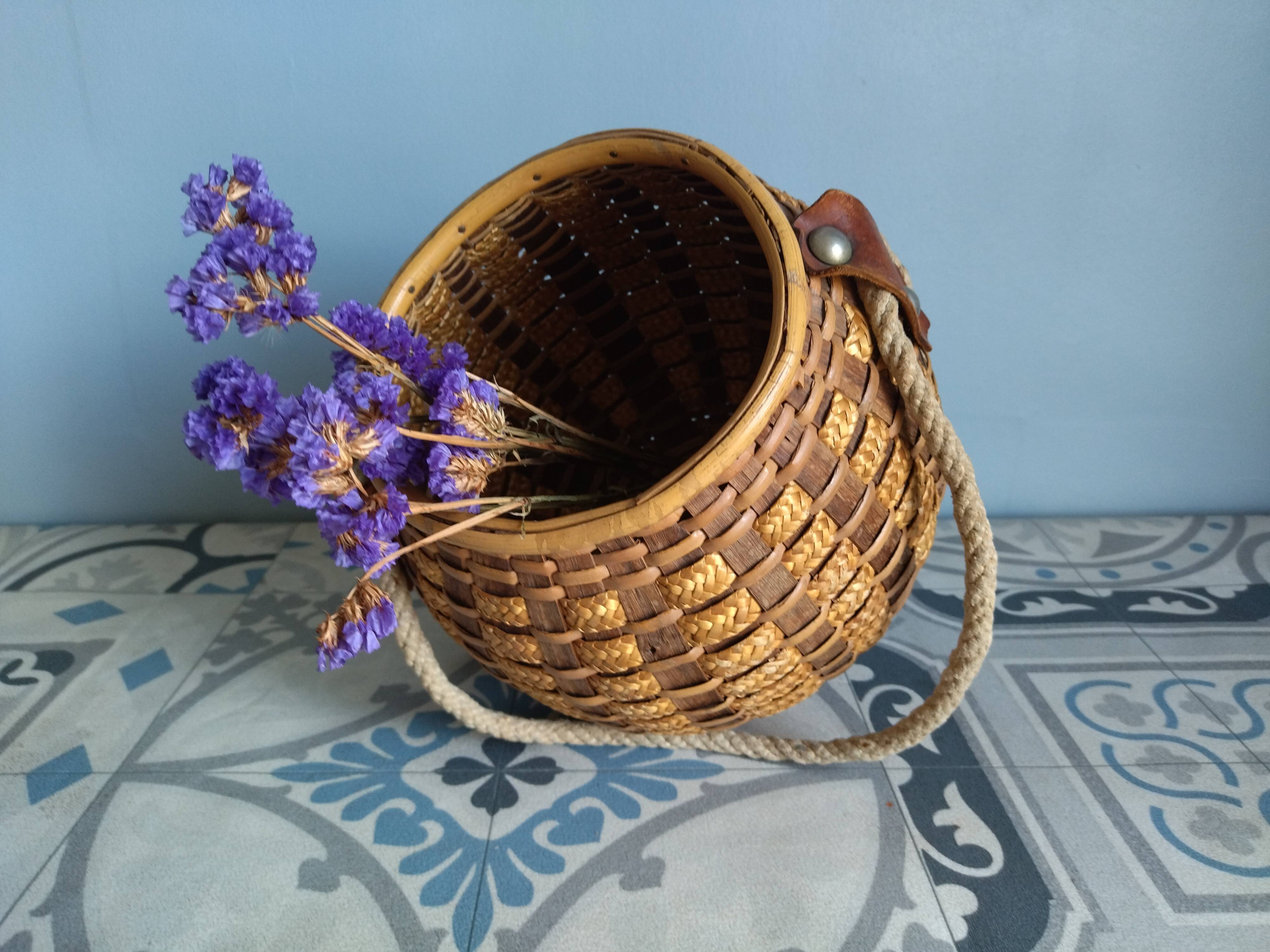 Wicker/rattan basket with handles
